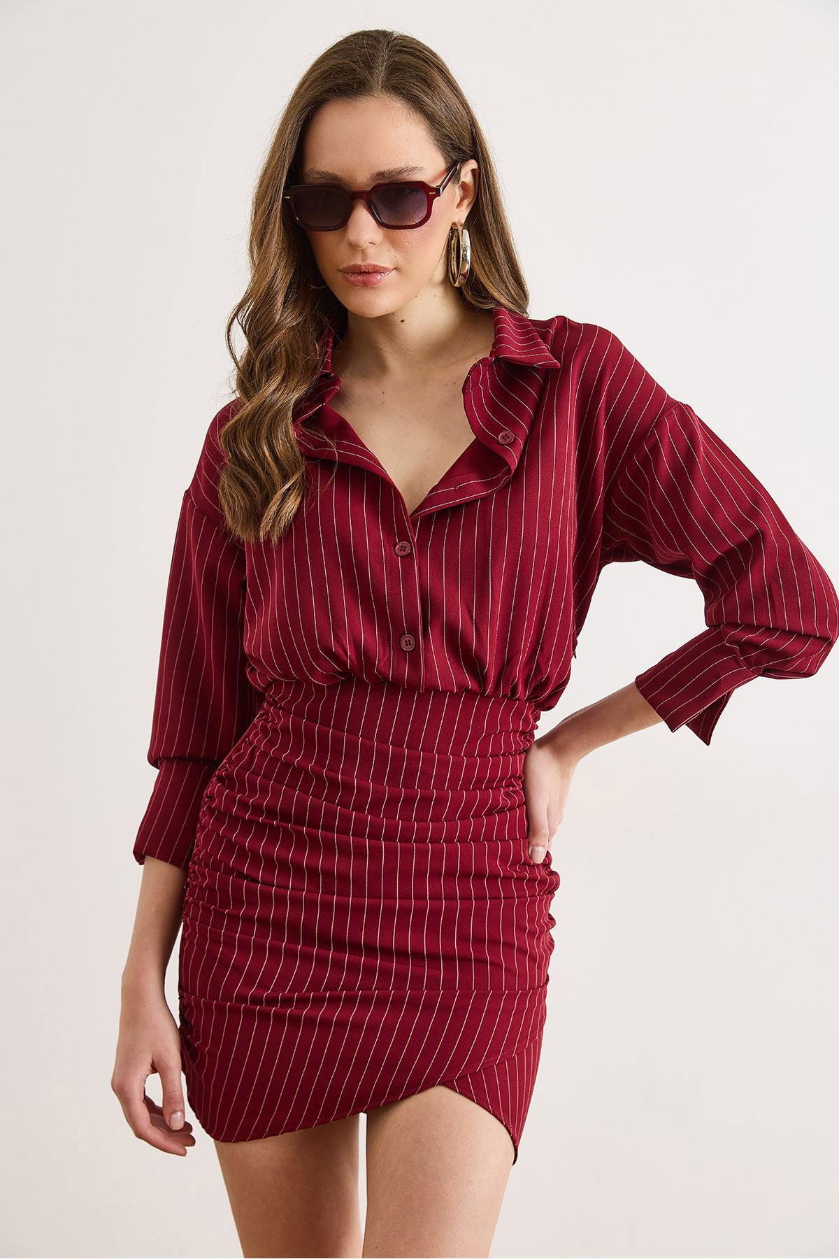 Olalook  Kadın Bordo Eteği Kruvaze Düğmeli Yandan Fermuarlı Drape Detaylı Mini Elbise ELB-19002631 - Görsel 2