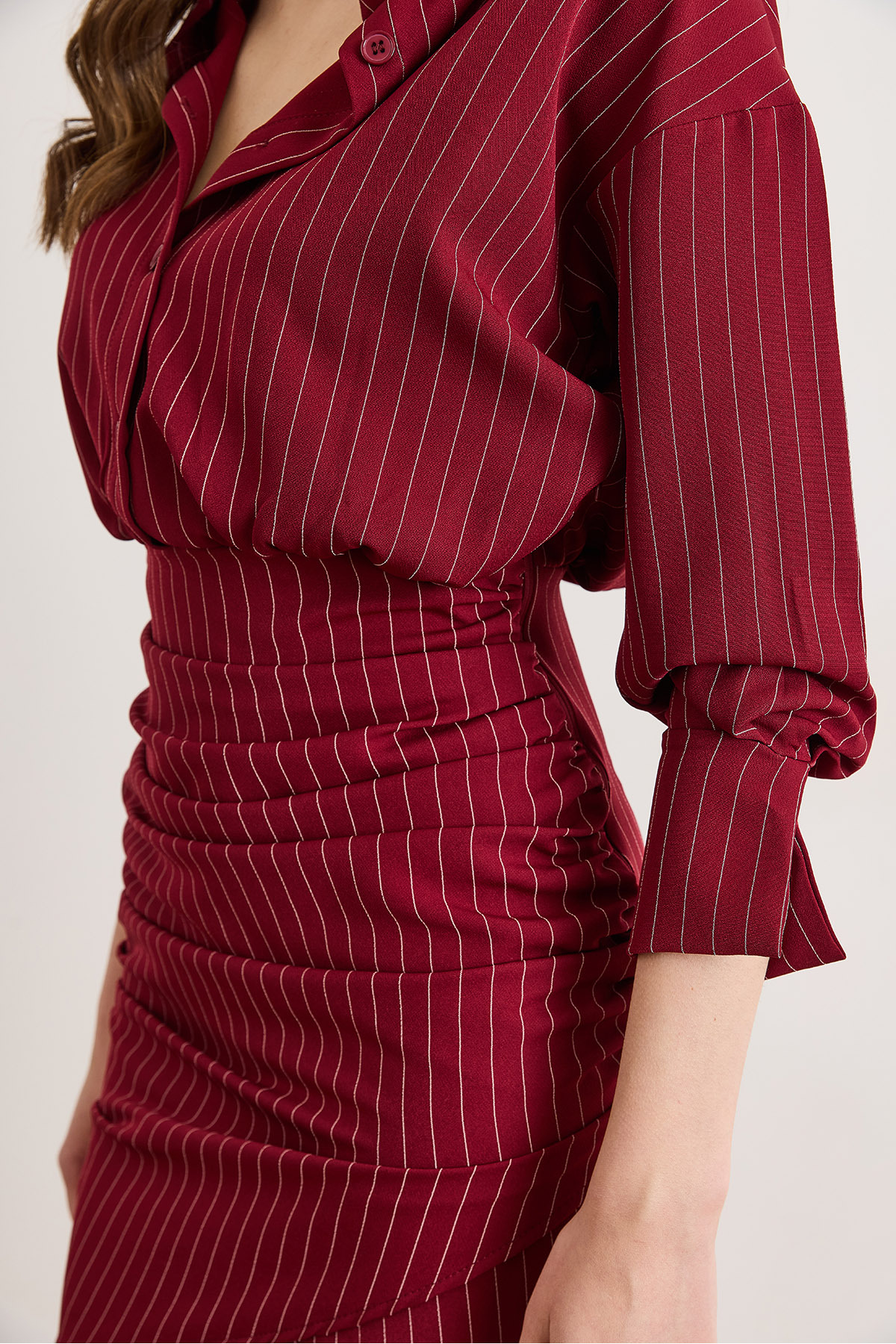 Olalook  Kadın Bordo Eteği Kruvaze Düğmeli Yandan Fermuarlı Drape Detaylı Mini Elbise ELB-19002631 - Görsel 4