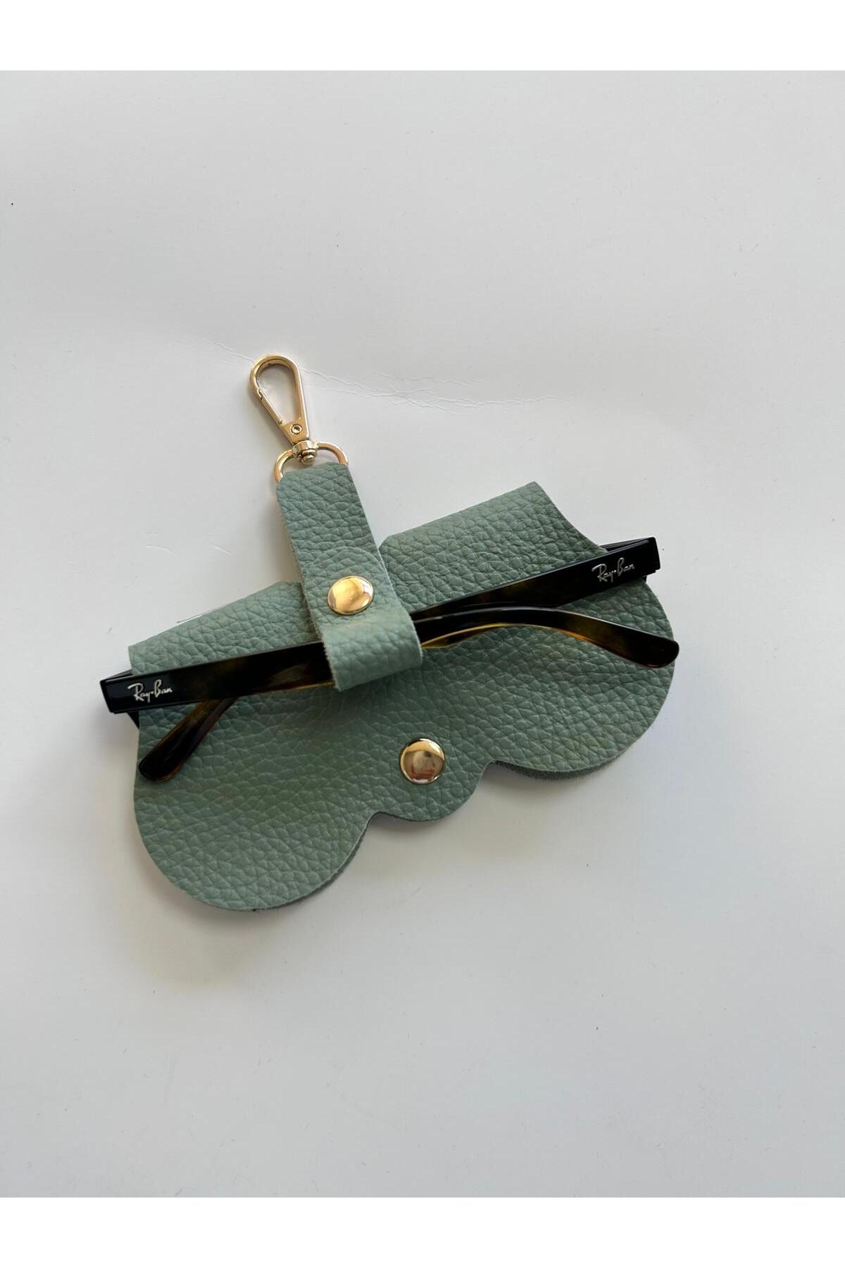 Strap-on Glasses Case – Stylish Protective Case Attached to the Bag