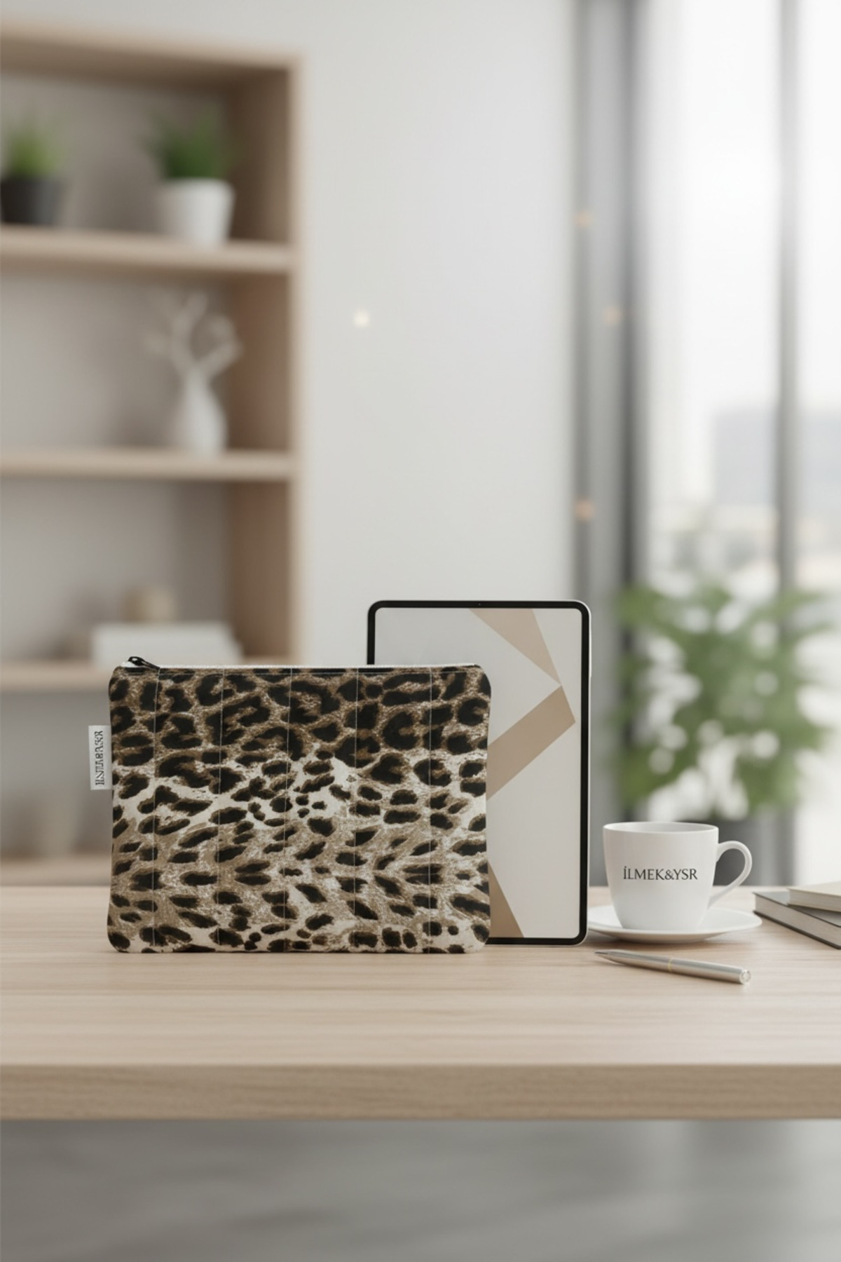 Bestway ve Diğeri  Leopar desenli Tablet dosya makyaj çantası - Görsel 4