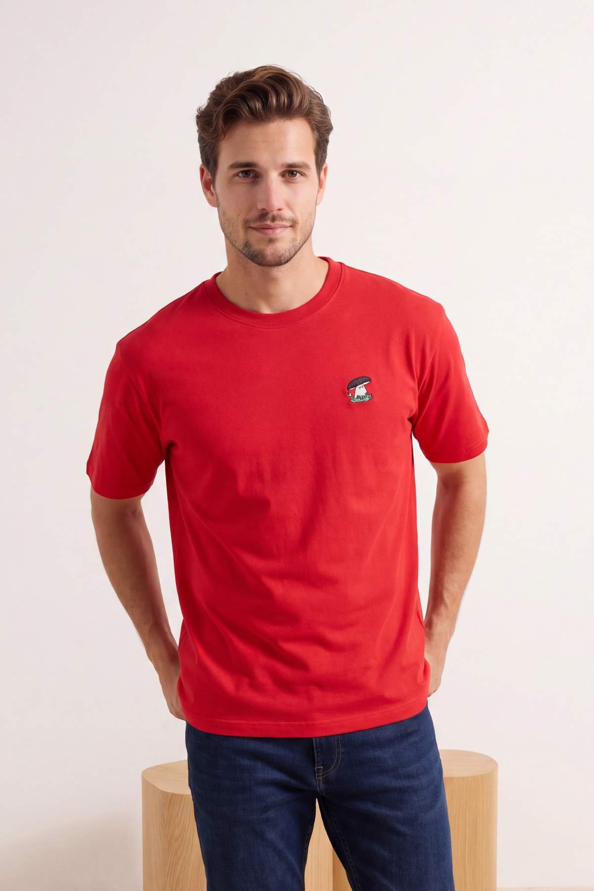 Trendyolmilla  Kırmızı Oversize/Geniş Kesim Mantar Nakışlı %100 Pamuk T-Shirt TMNSS26TS00047