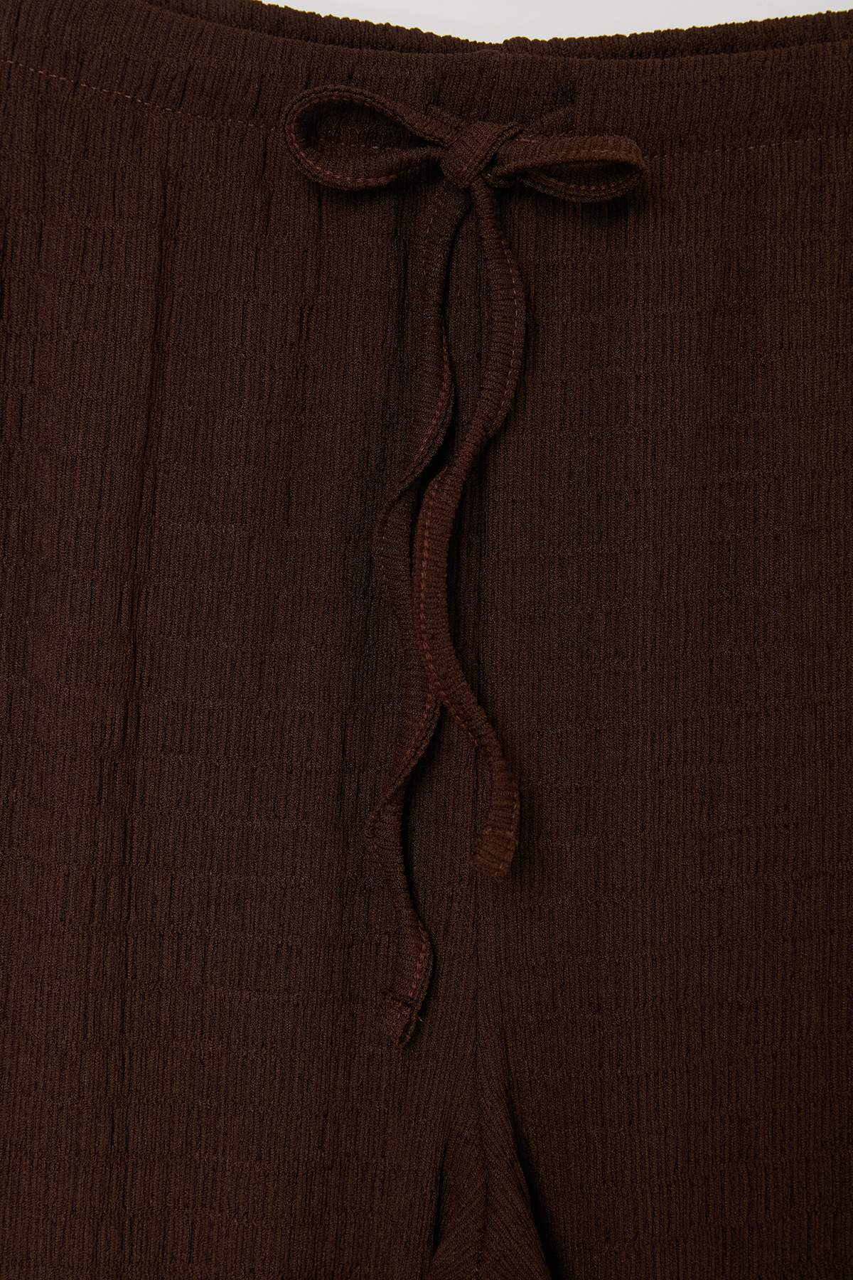 Trendyolmilla  Kahverengi Dokulu Beli Bağcıklı Geniş Paça Büyük Beden Pantolon TBBSS26AR00038 - Görsel 2