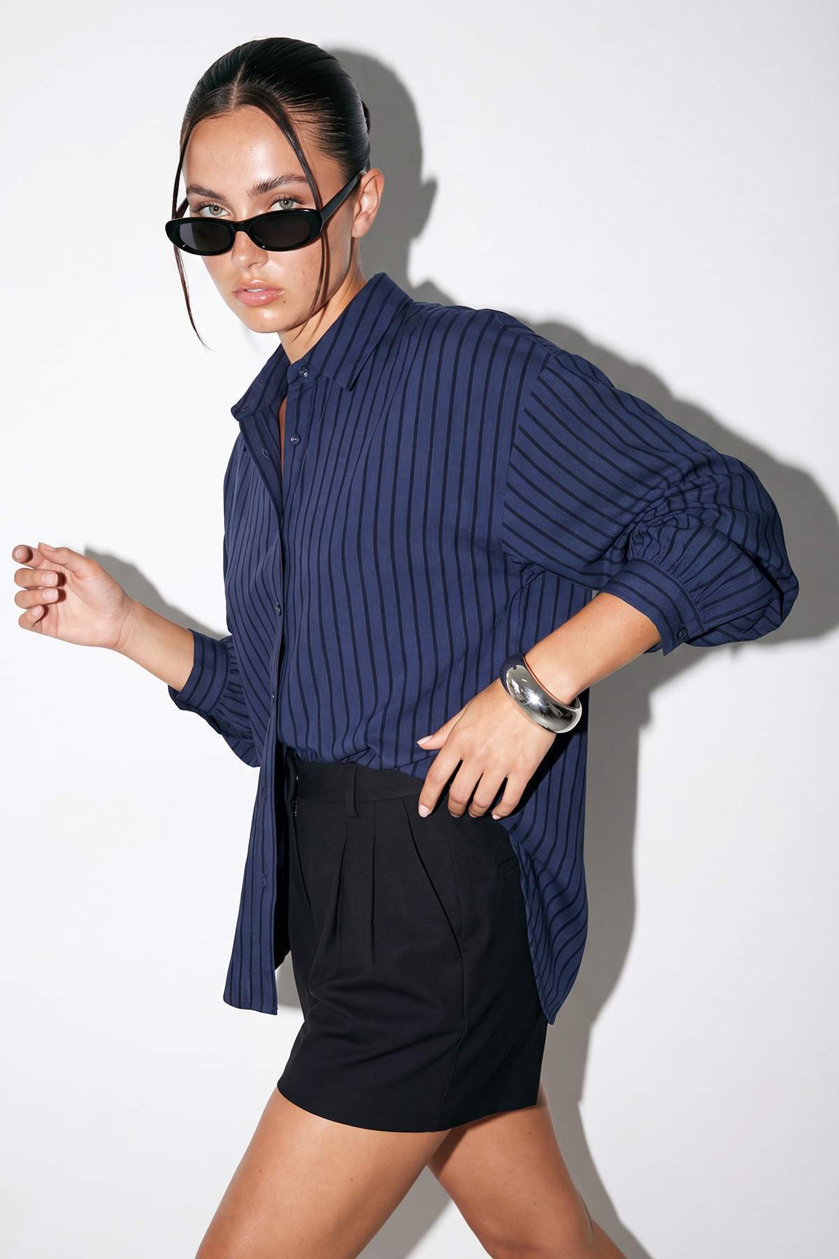 Trendyolmilla  Lacivert Oversize Geniş Kollu Pamuklu Gömlek TDRSS26GO00029