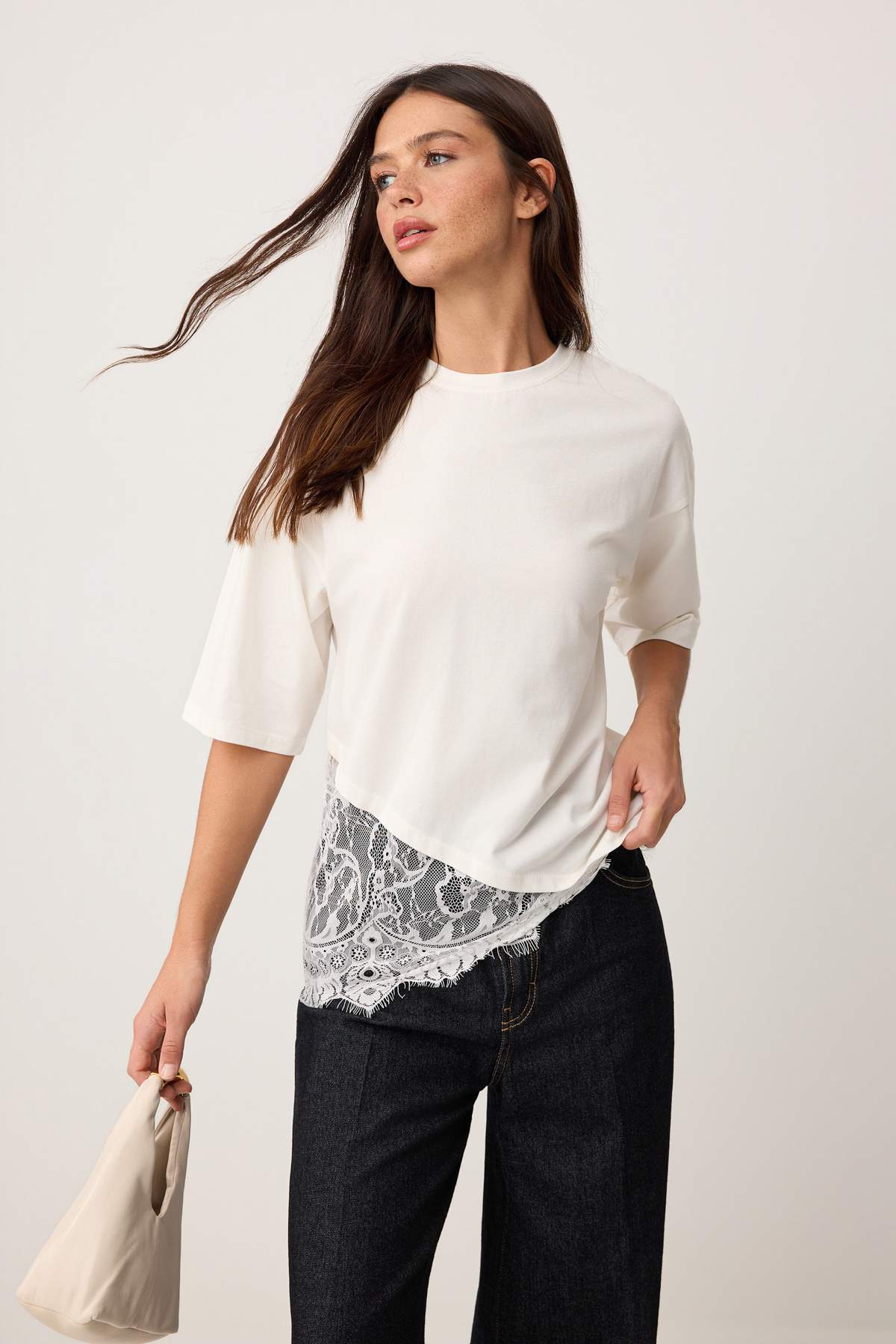 Trendyolmilla  Ekru Regular/Normal Kalıp Dantel Detaylı Kısa Kollu Örme T-Shirt TWOSS26TS00303