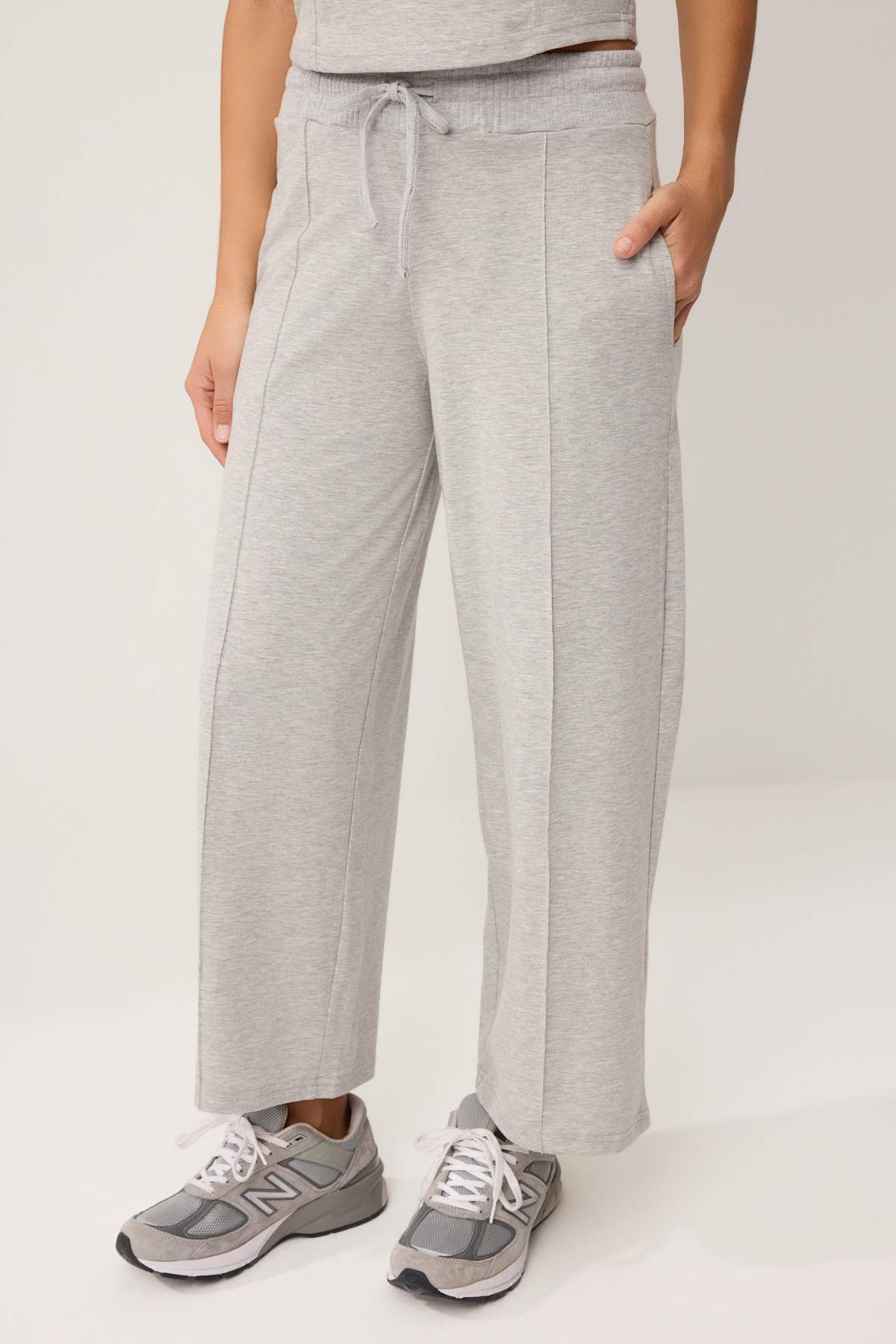 Trendyolmilla  Gri Melanj Düz Wide Leg Kısa Geniş Paça Premium Yumuşak Örme Alt - Üst Takım TWOSS26AU00163 - Görsel 3