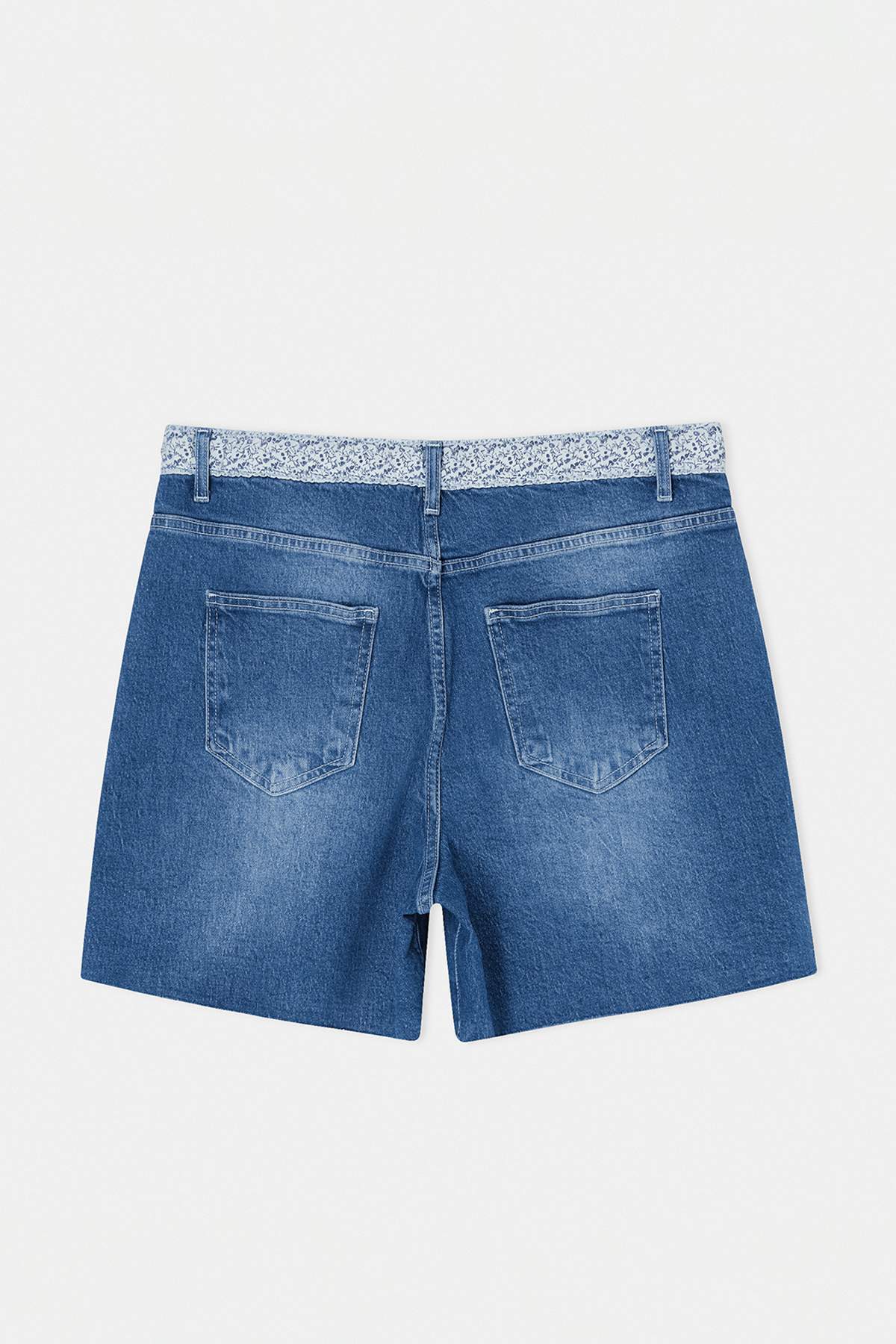 Trendyolmilla  Mavi Yüksek Bel Kemeri Desenli Comfort/Orta Esnek Büyük Beden Denim Şort TBBSS26AP00040 - Görsel 3