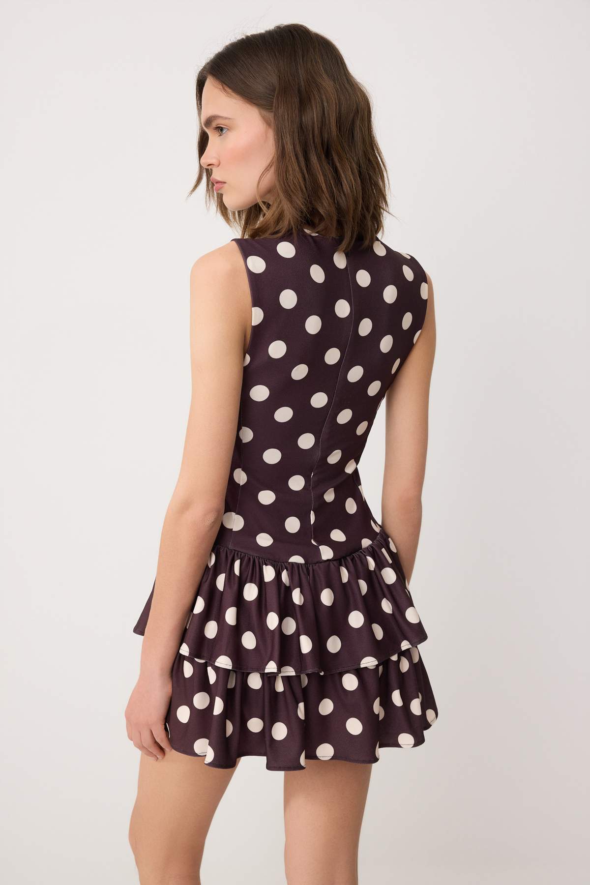 Trendyolmilla  Kahverengi Puantiyeli Kolsuz Saten İçi Şortlu Fırfırlı Örme Elbise TWOSS26EL00218 - Görsel 5