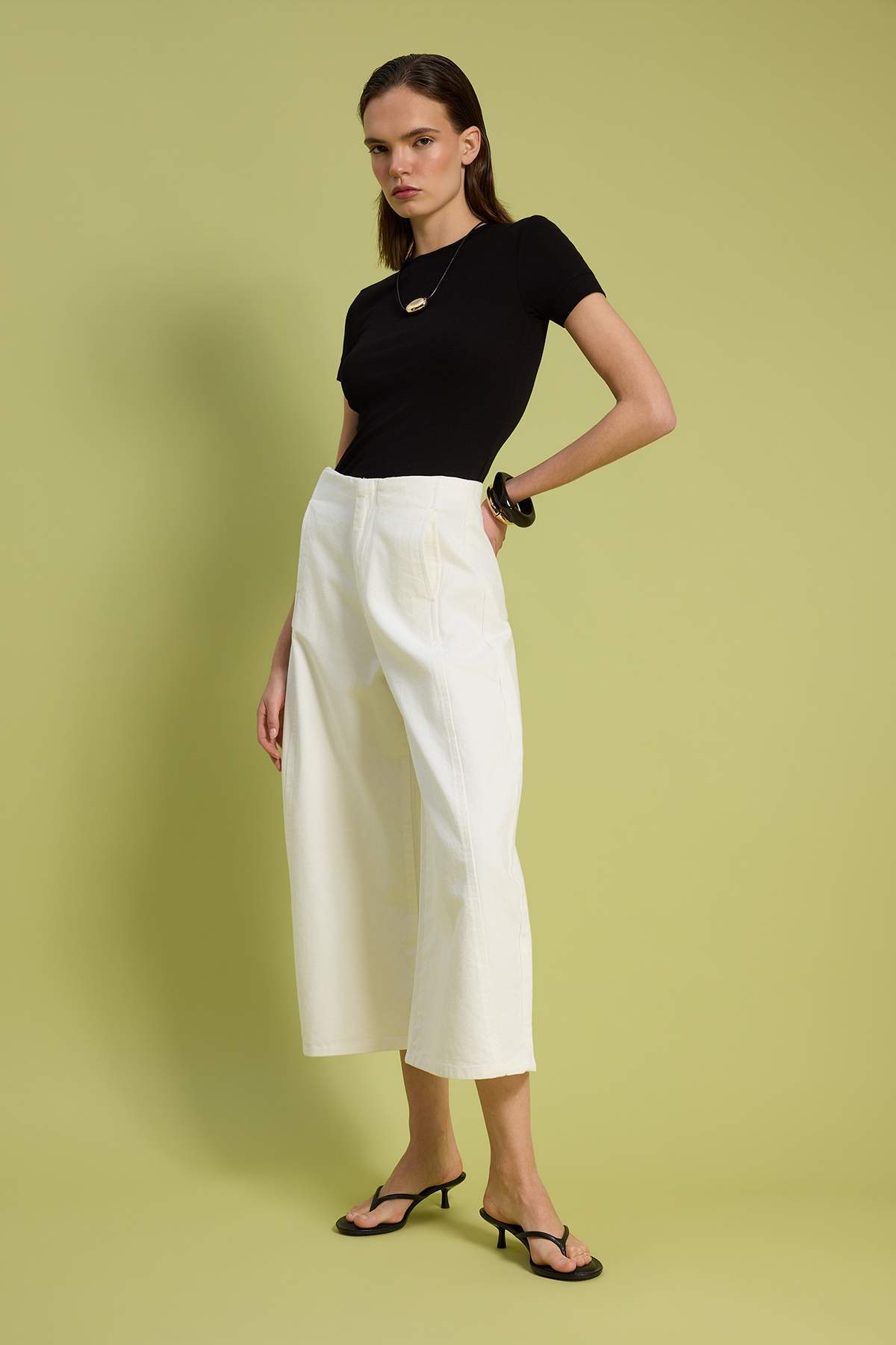 Trendyolmilla  Beyaz Bel Detaylı Yüksek Bel Kısa Boy Baggy Balon Jeans TWOSS26JE00298 - Görsel 2