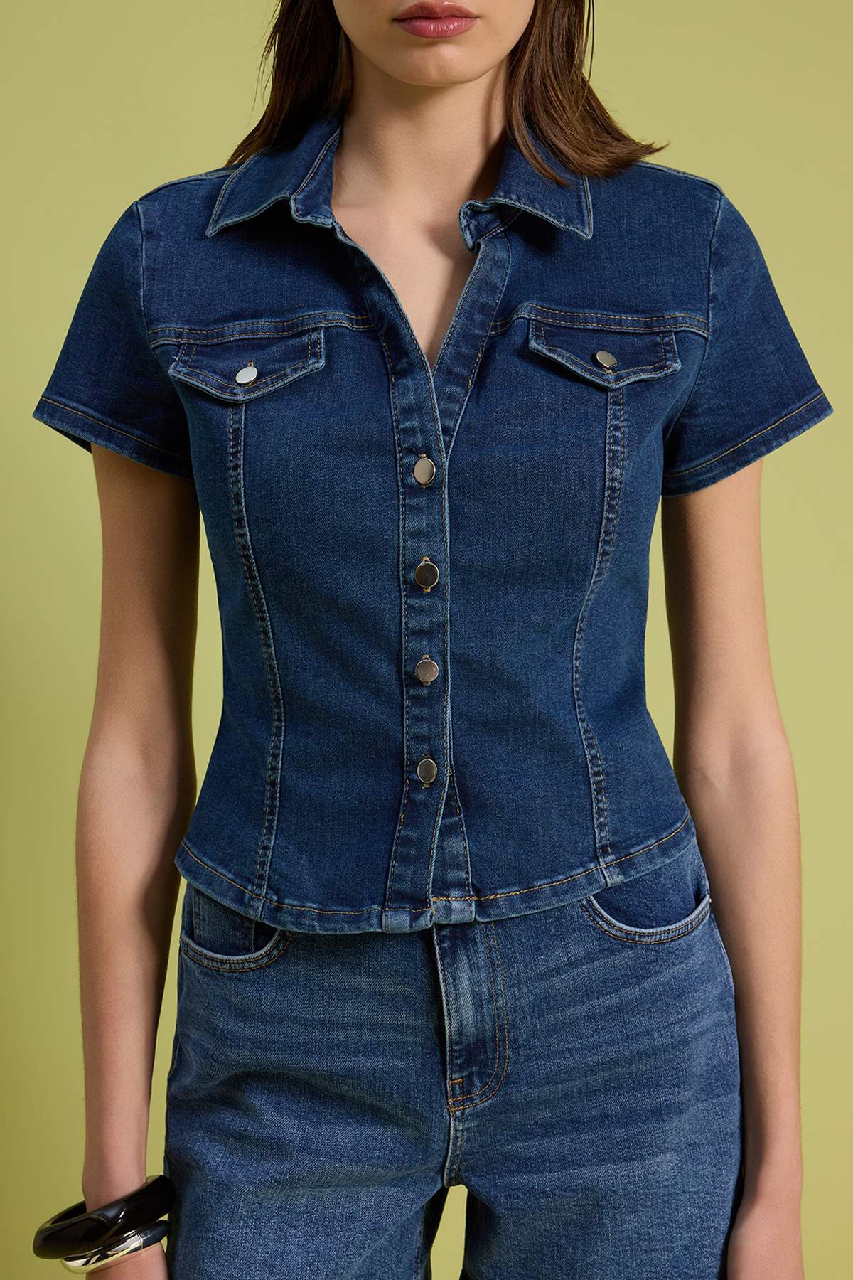 Trendyolmilla  Koyu Mavi Cep Detaylı Fitted Denim Gömlek TWOSS26GO00023 - Görsel 3