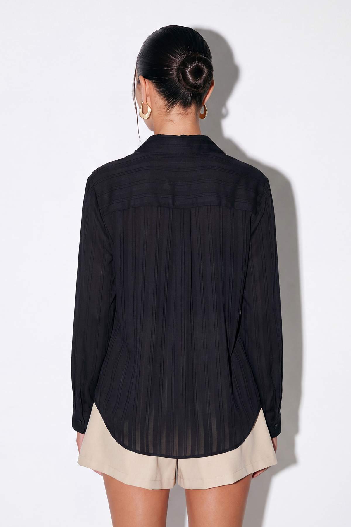 Trendyolmilla  Siyah V Yaka Hafif Kumaş Gömlek TDRSS26GO00026 - Görsel 5