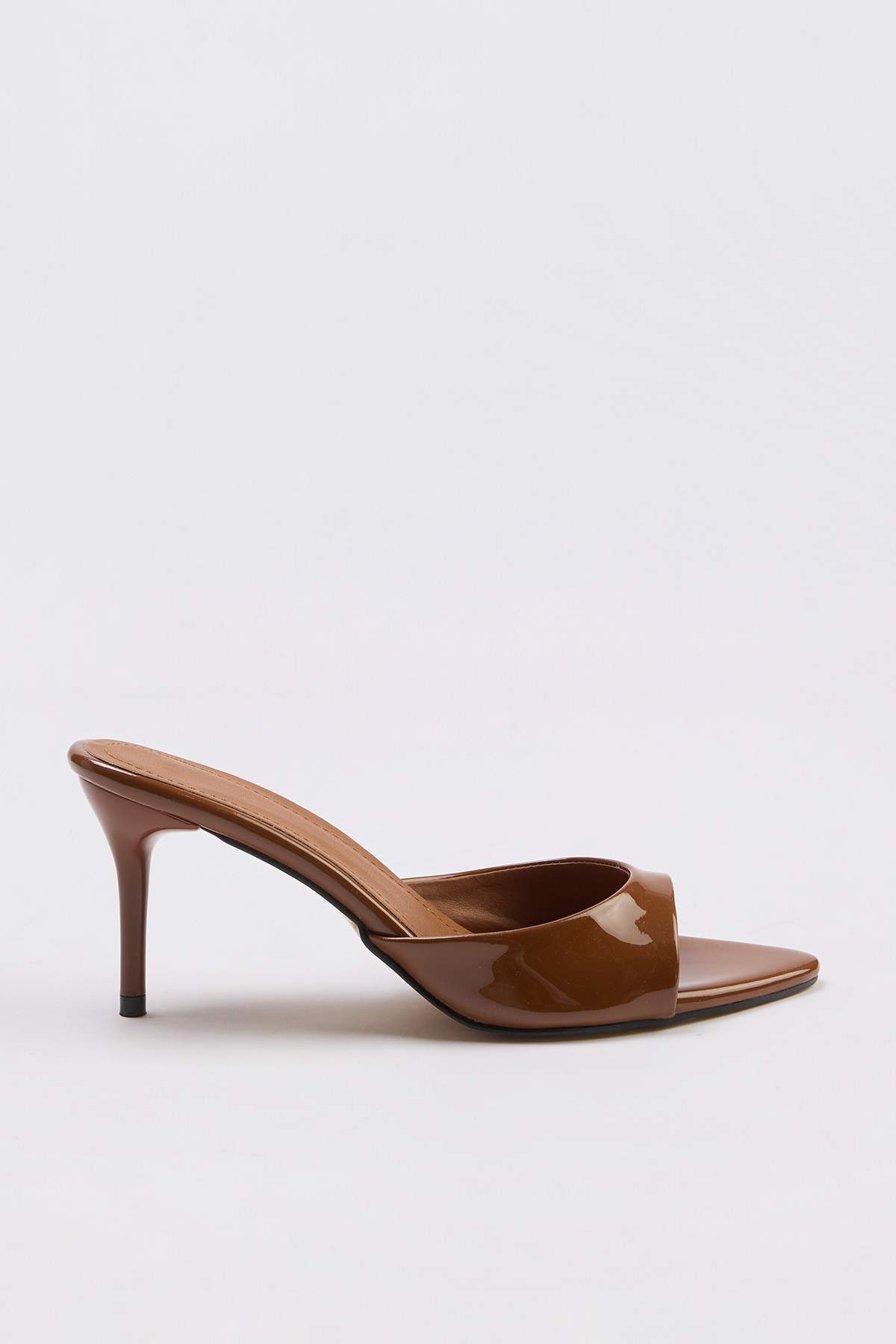TRENDYOL SHOES Dámske papuče na podpätku s hranatou špičkou 7 cm TAKSS26TO00094