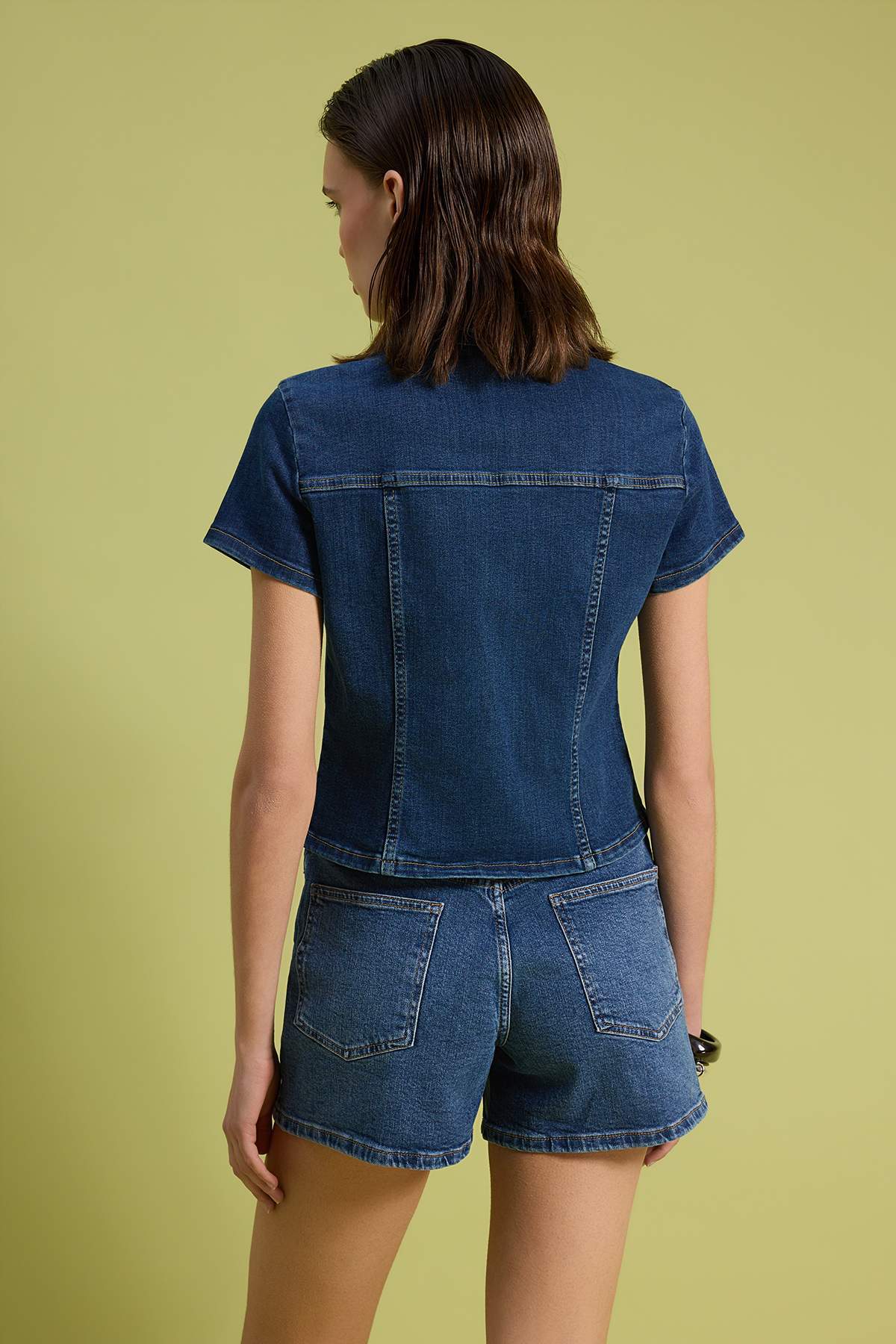 Trendyolmilla  Koyu Mavi Cep Detaylı Fitted Denim Gömlek TWOSS26GO00023 - Görsel 4