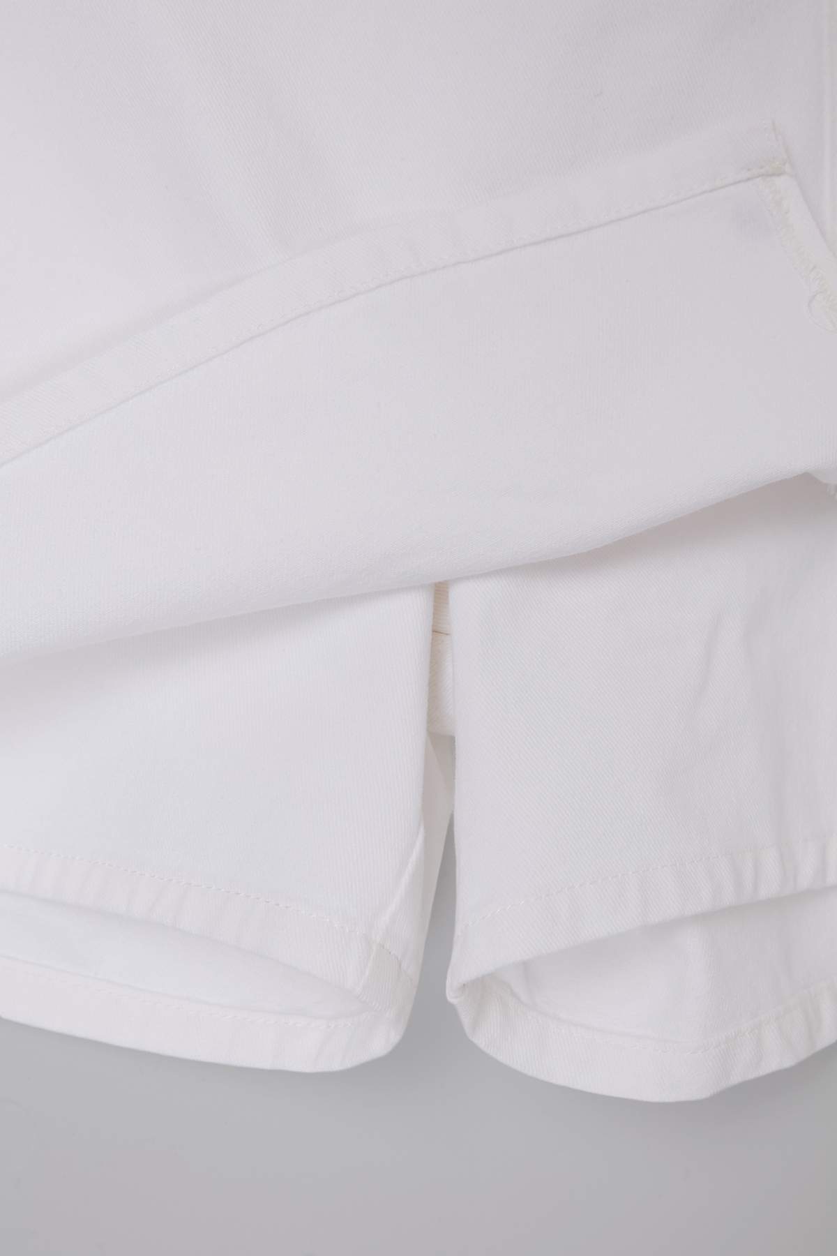 Trendyolmilla  Beyaz Yüksek Bel Yırtmaçlı %100 Pamuk Non-Stretch Büyük Beden Denim Şort Etek TBBSS26AP00020 - Görsel 3