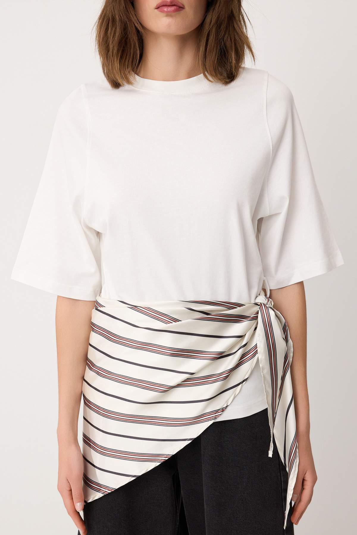 Trendyolmilla  Ekru Regular/Normal Kalıp Şal Detaylı Düşük Kol Kısa Kollu %100 Pamuk Örme T-Shirt TWOSS26TS00192 - Görsel 3