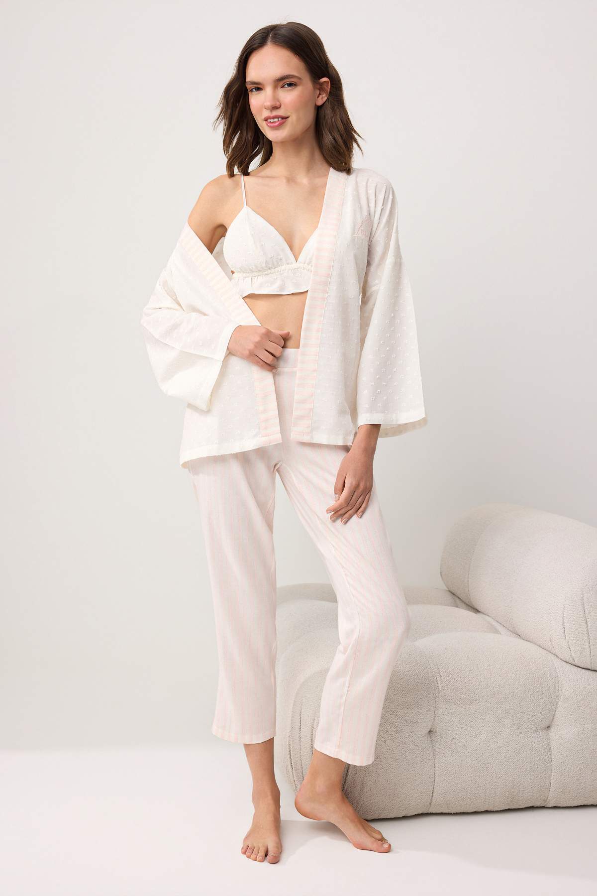 Trendyolmilla  Beyaz Kesme Poppon-Çizgili Kalp Detaylı Sabahlıklı 3'lü Dokuma Pijama Takımı THMSS26PT00242