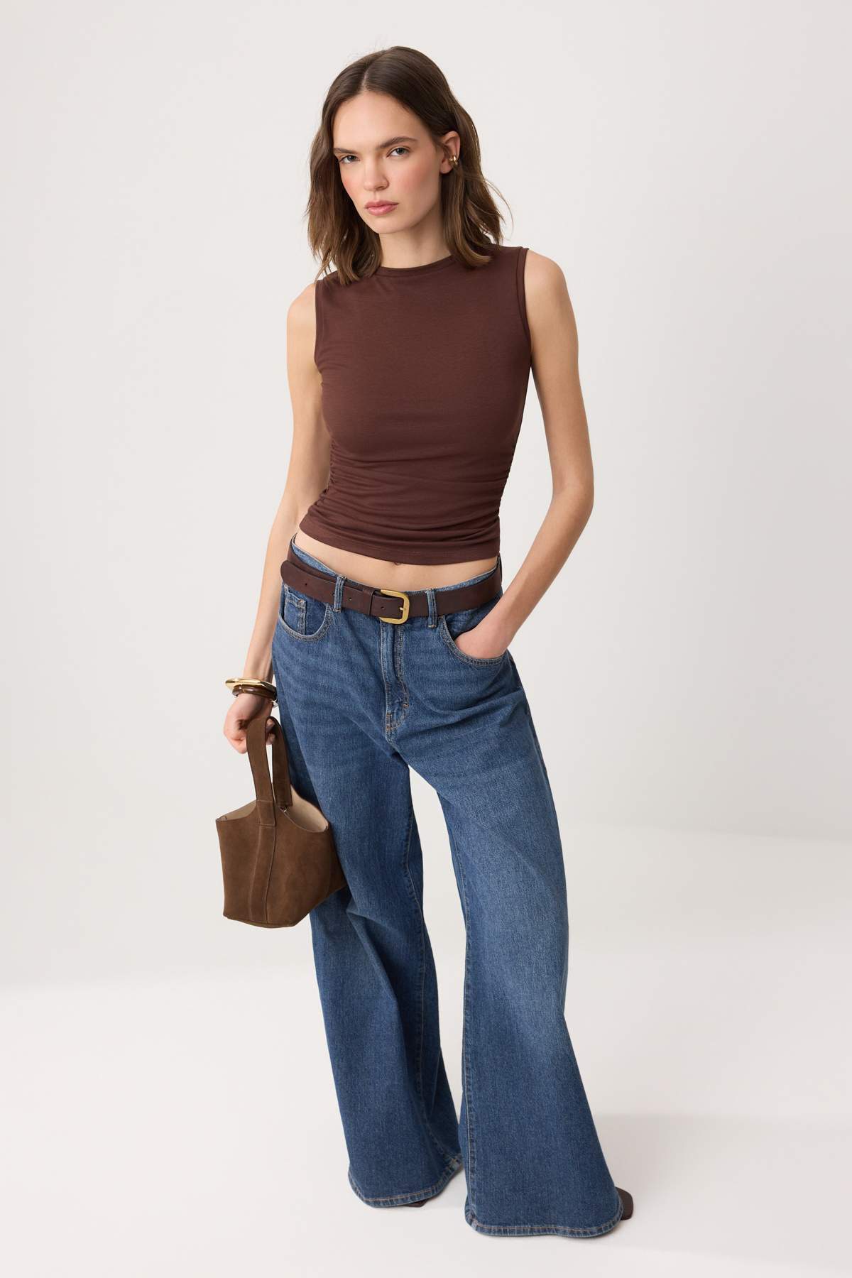 Trendyolmilla Kahverengi Fitted/Vücuda Oturan Kayık Yaka Kolsuz Yumuşak Örme Bluz TWOSS26BZ00045