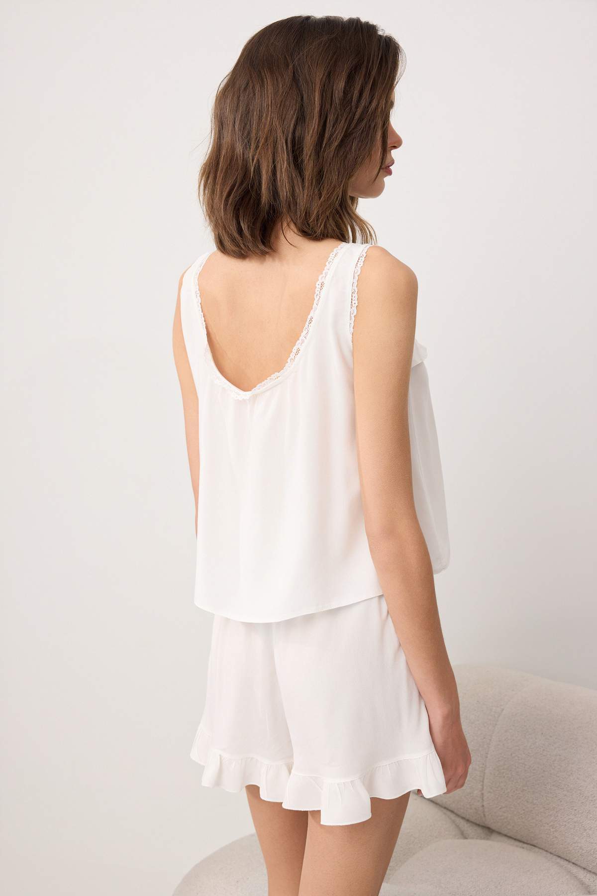 Trendyolmilla  Ekru Düz Dantel ve Fırfır Detaylı Dokuma Pijama Takımı THMSS26PT00208 - Görsel 4