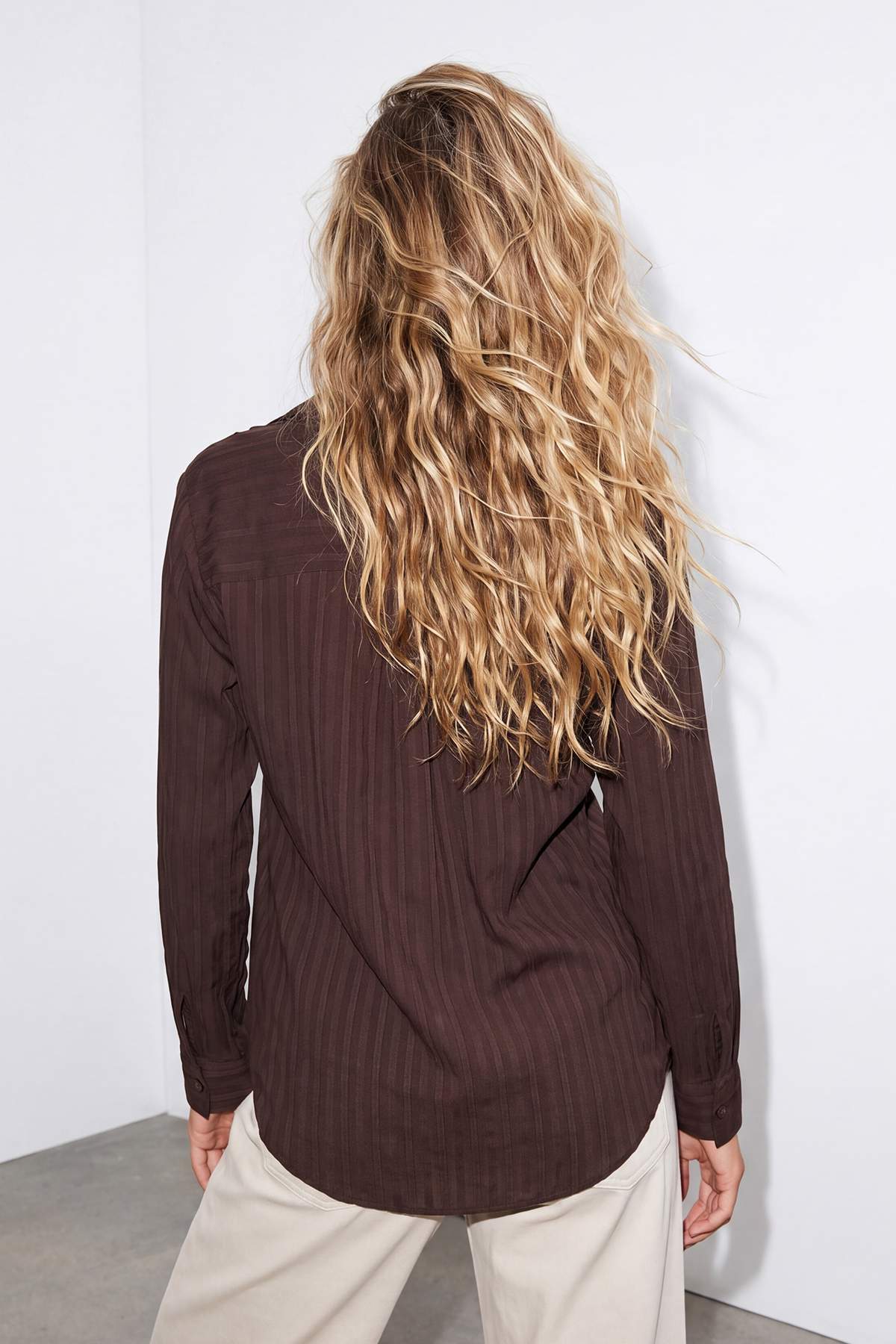 Trendyolmilla  Kahverengi V Yaka Hafif Kumaş Gömlek TDRSS26GO00026 - Görsel 3