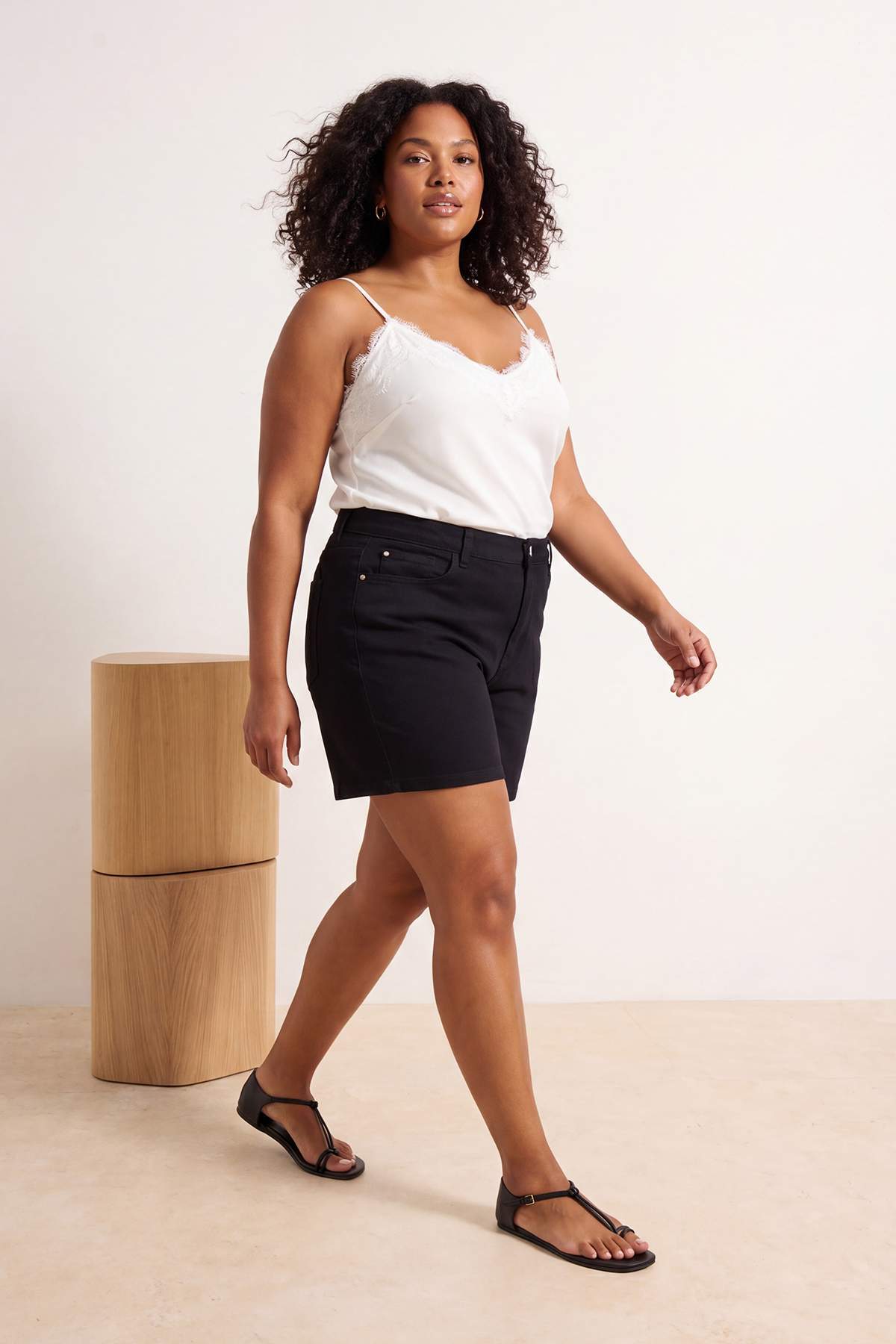 Trendyolmilla  Solmayan Siyah Yüksek Bel Esnek Kumaş Wideleg Fit Büyük Beden Denim Şort TBBSS26AP00039 - Görsel 3