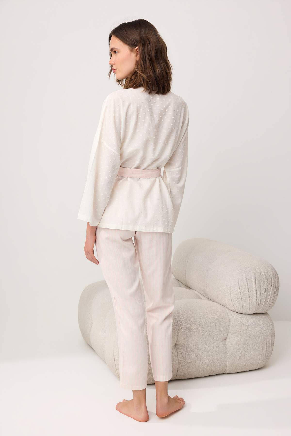 Trendyolmilla  Beyaz Kesme Poppon-Çizgili Kalp Detaylı Sabahlıklı 3'lü Dokuma Pijama Takımı THMSS26PT00242 - Görsel 4