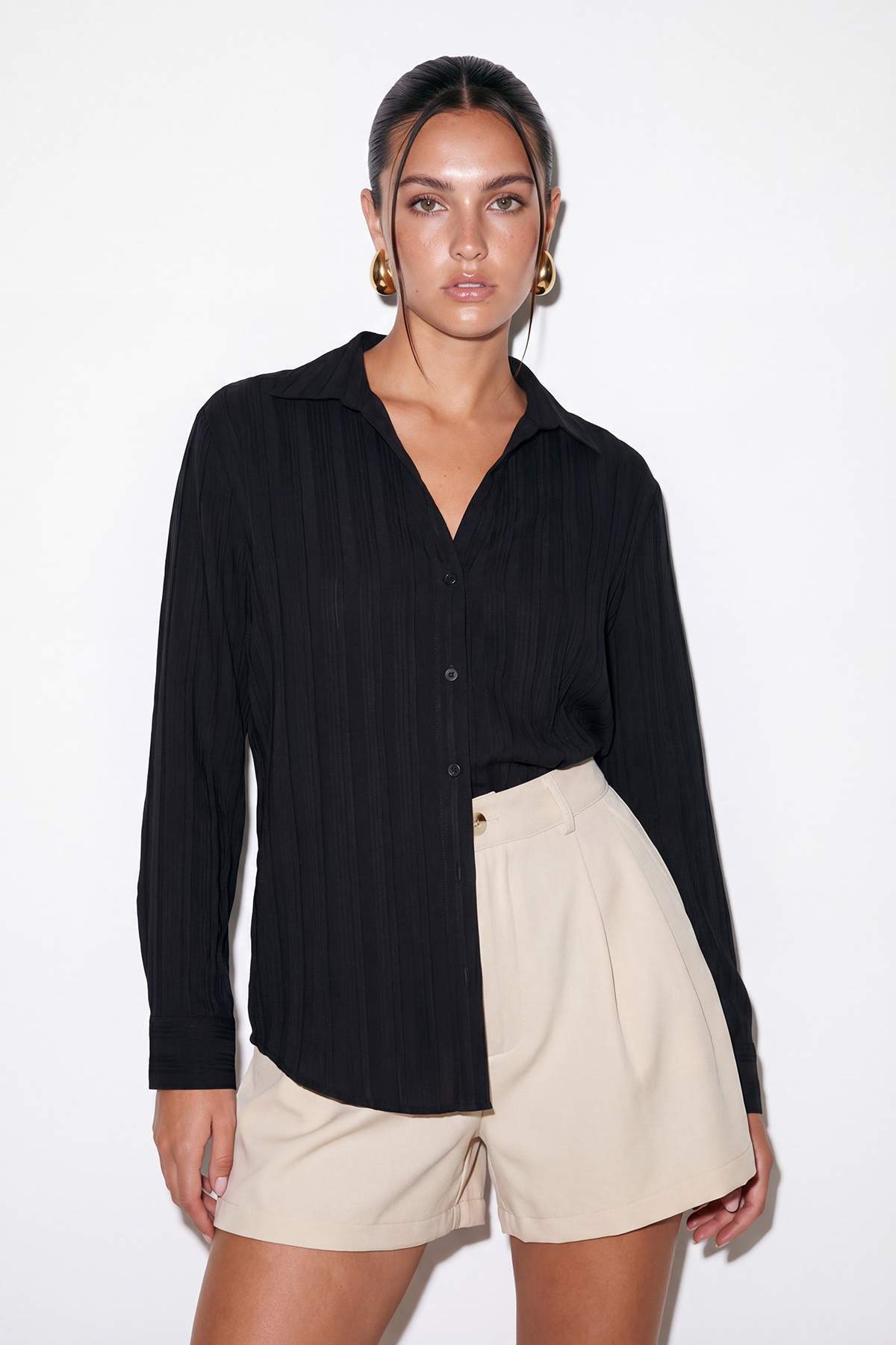 Trendyolmilla  Siyah V Yaka Hafif Kumaş Gömlek TDRSS26GO00026 - Görsel 3