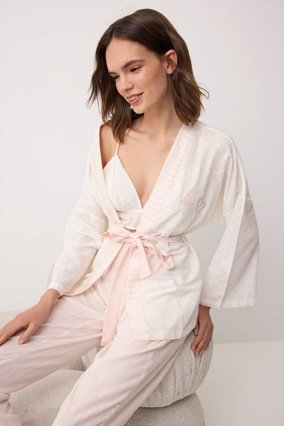 Trendyolmilla  Beyaz Kesme Poppon-Çizgili Kalp Detaylı Sabahlıklı 3'lü Dokuma Pijama Takımı THMSS26PT00242 - Görsel 2