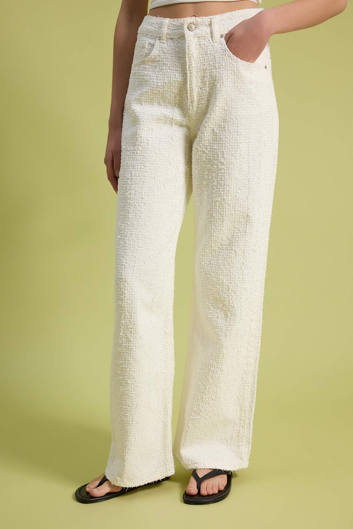 Trendyolmilla  Beyaz Dokulu Kumaş Yüksek Bel %100 Pamuk Wide LegJeans TWOSS26JE00307 - Görsel 3