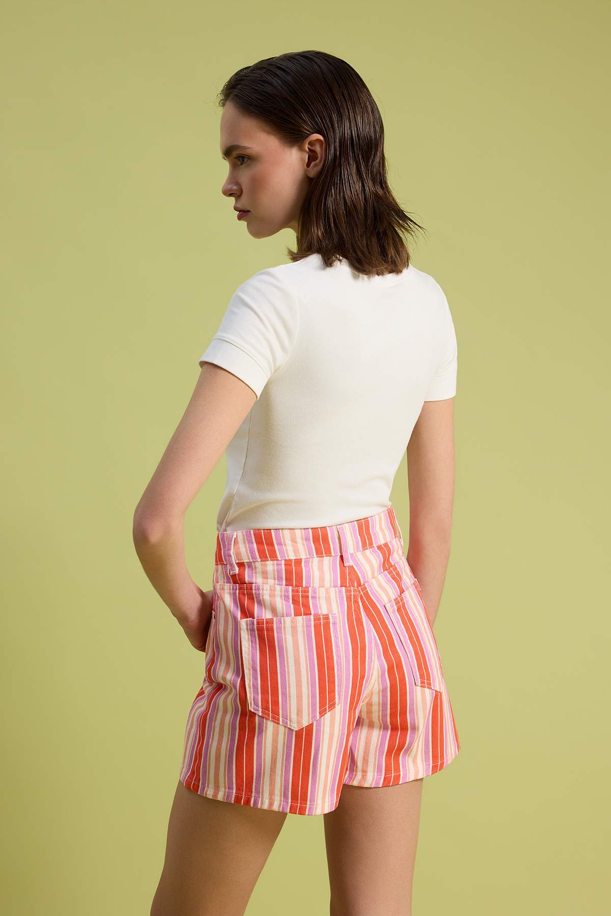 Trendyolmilla  Çok Renkli Pembe Çizgili Yüksek Bel City Boy Denim Şort TWOSS26SR00118 - Görsel 4