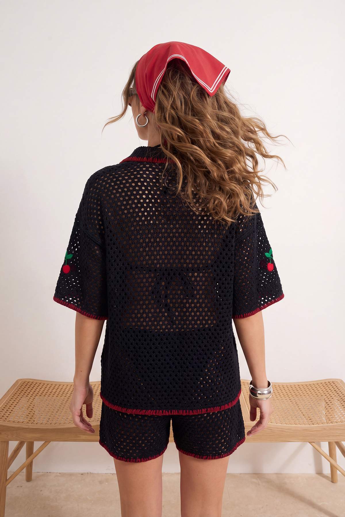 Trendyolmilla  Siyah Triko Oversize Kiraz Motifli 100% Pamuk Plaj Gömlek Şort Takım TBESS26AU00009 - Görsel 3