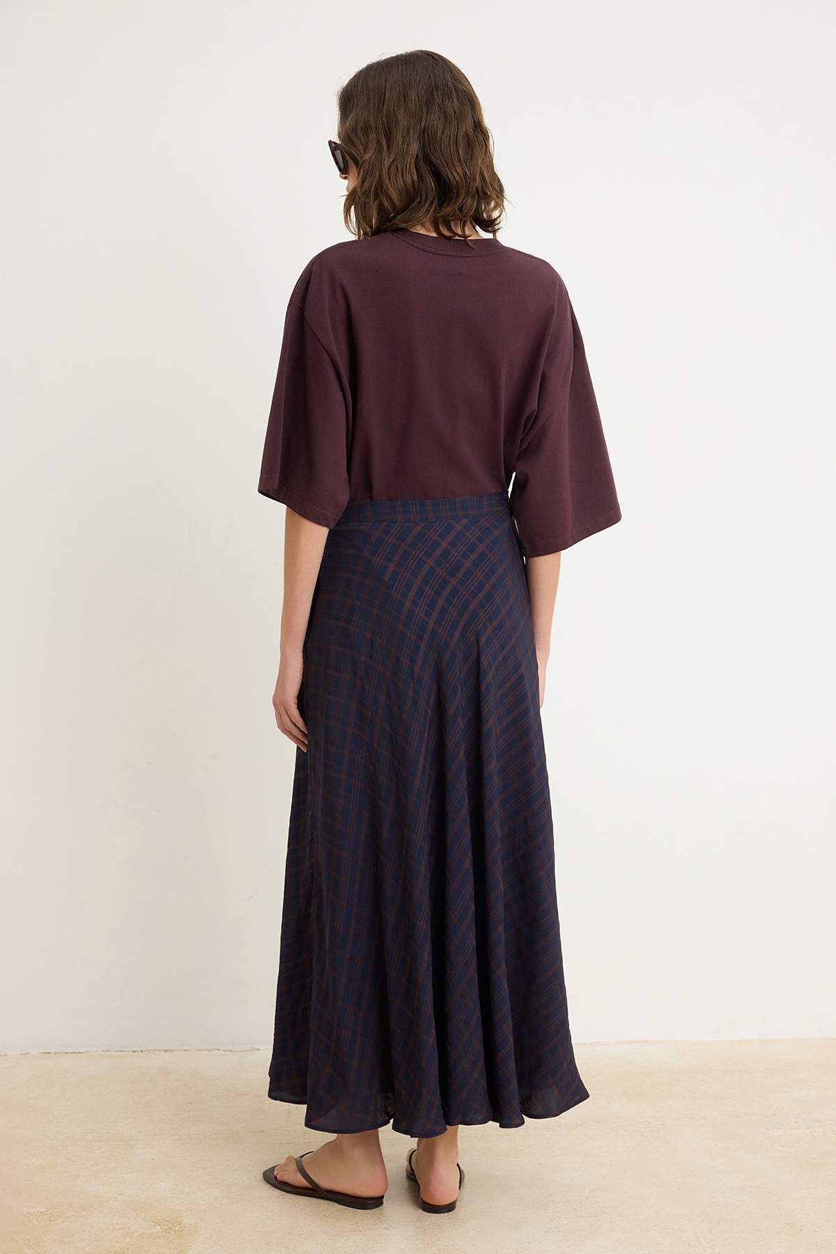 Trendyolmilla  Lacivert Astarlı Ekoseli Dökümlü Etek TCTSS26EE00022 - Görsel 4