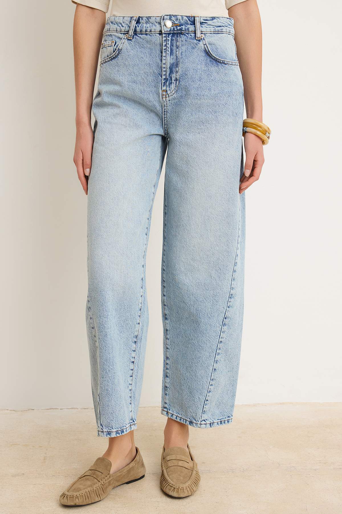 Trendyolmilla  Açık Mavi Yüksek Bel Dikiş Detaylı Barrel Jeans TWOSS26JE00303 - Görsel 3