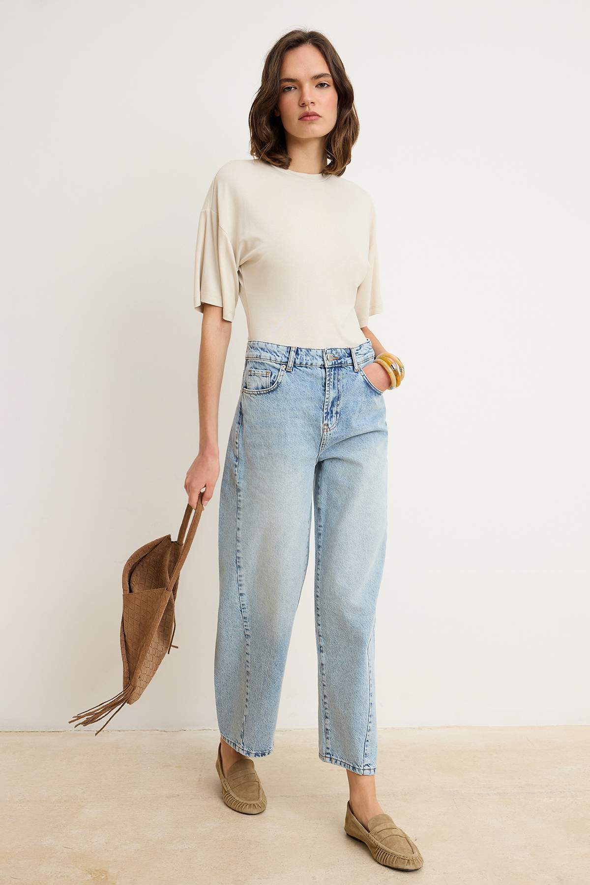 Trendyolmilla  Açık Mavi Yüksek Bel Dikiş Detaylı Barrel Jeans TWOSS26JE00303 - Görsel 2