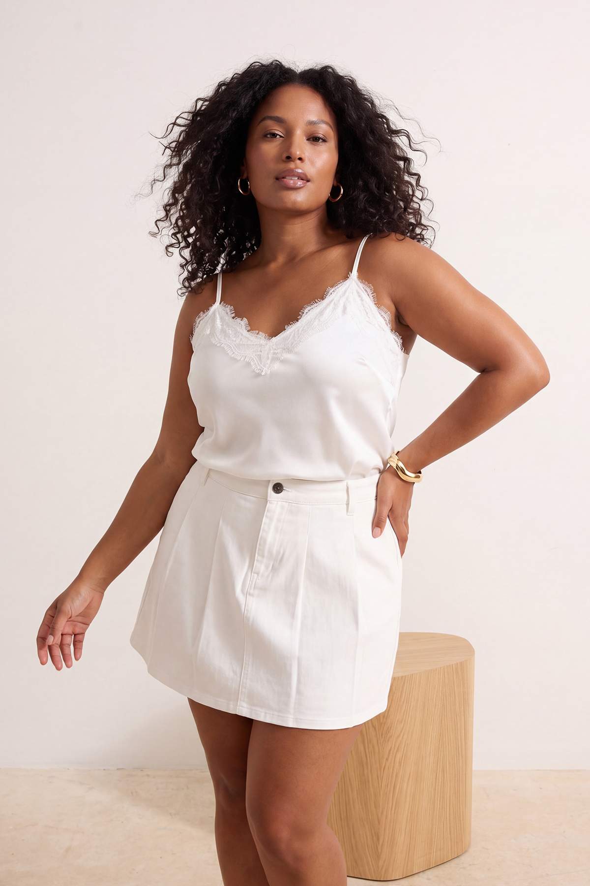 Trendyolmilla  Beyaz Pileli Lastikli Normal Bel Mini %100 Pamuk Non-Stretch Büyük Beden Denim Şort TBBSS26AP00008 - Görsel 2