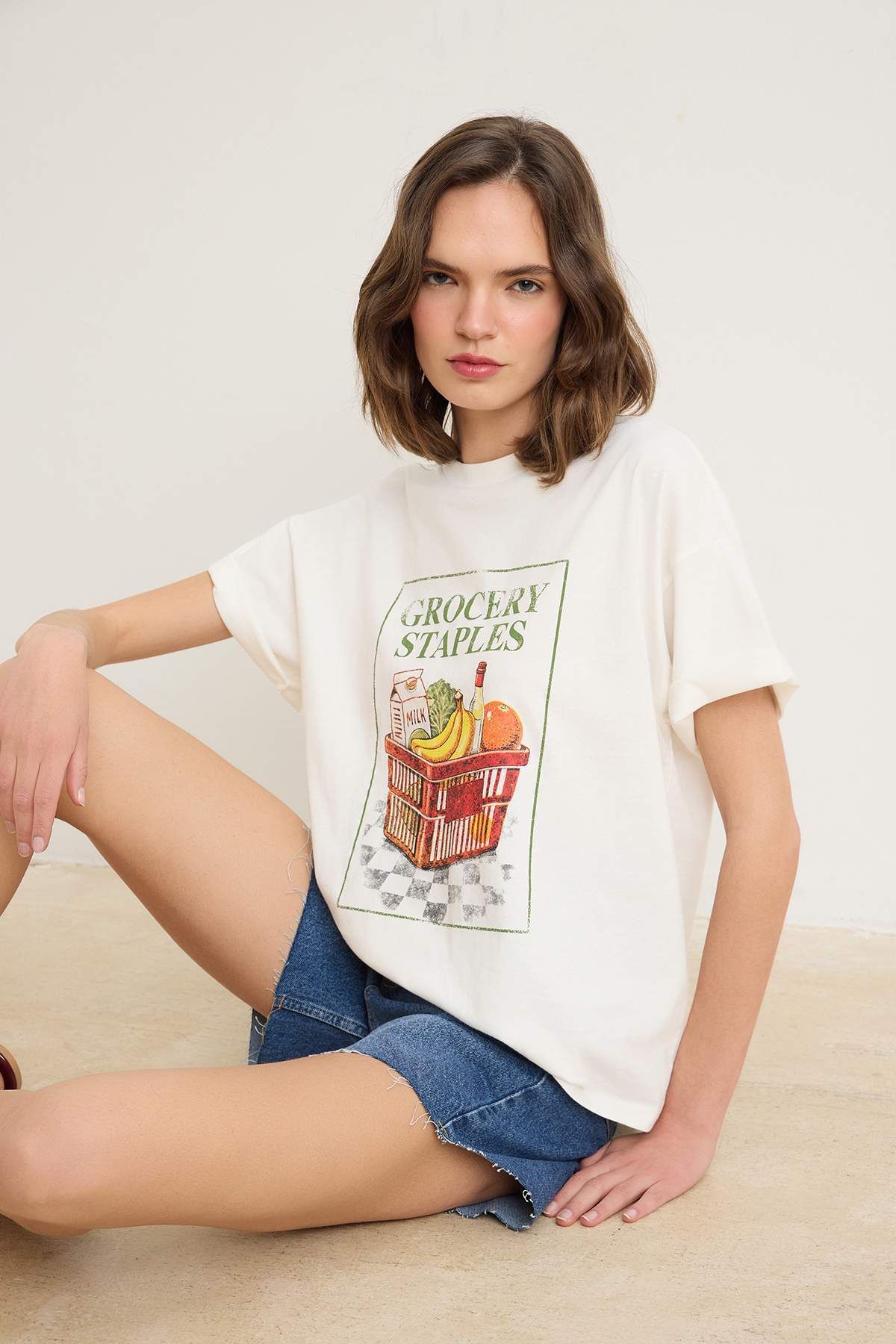 Trendyolmilla Ekru %100 Pamuk Baskılı Regular/Normal Kalıp Kısa Kol Örme T-Shirt TWOSS26TS00288
