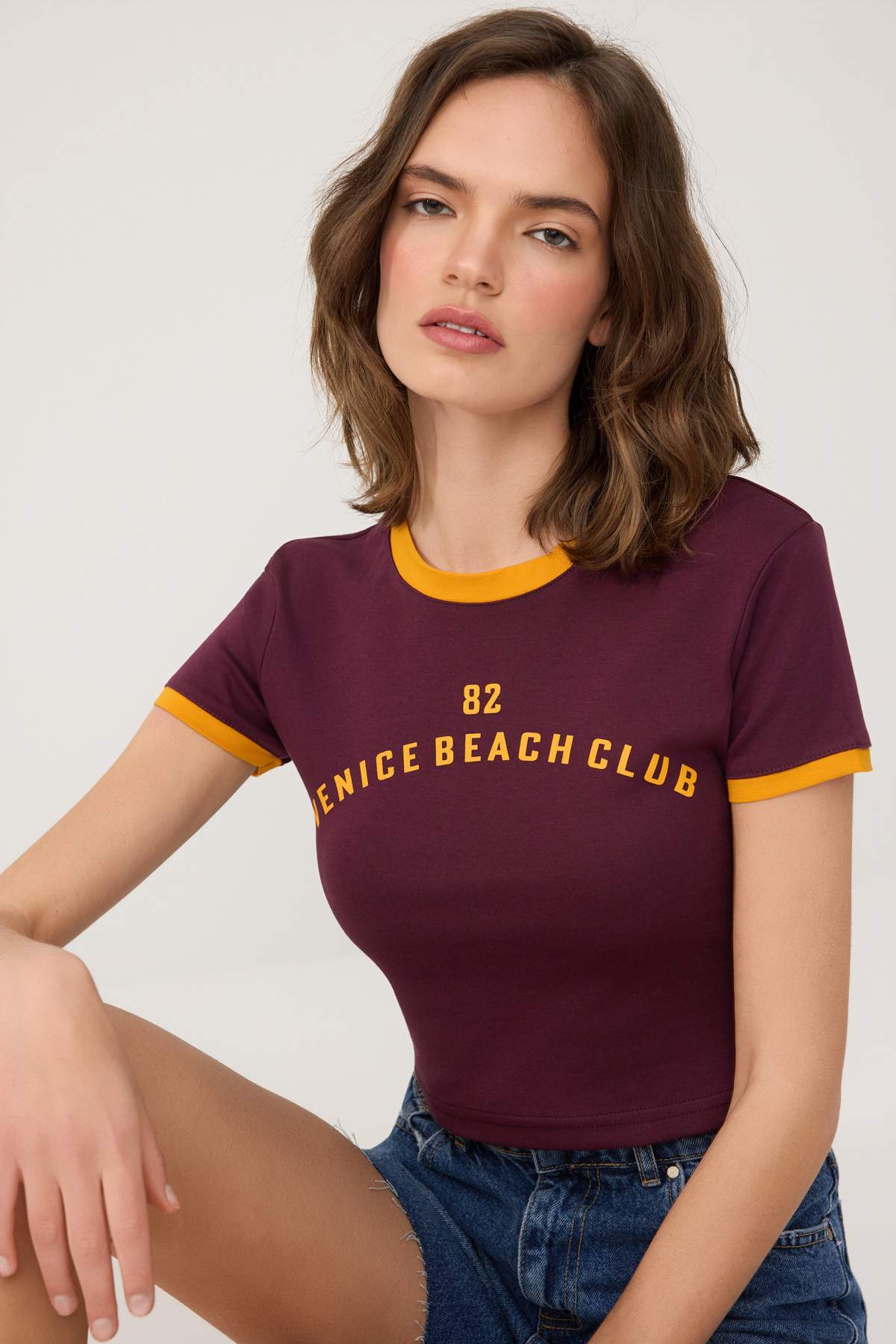 Trendyolmilla Mürdüm Fitted/Vücuda Oturan Ay Kol Kısa Kollu Crop/Kısa İnterlok Örme t-shirt TWOSS26TS00268