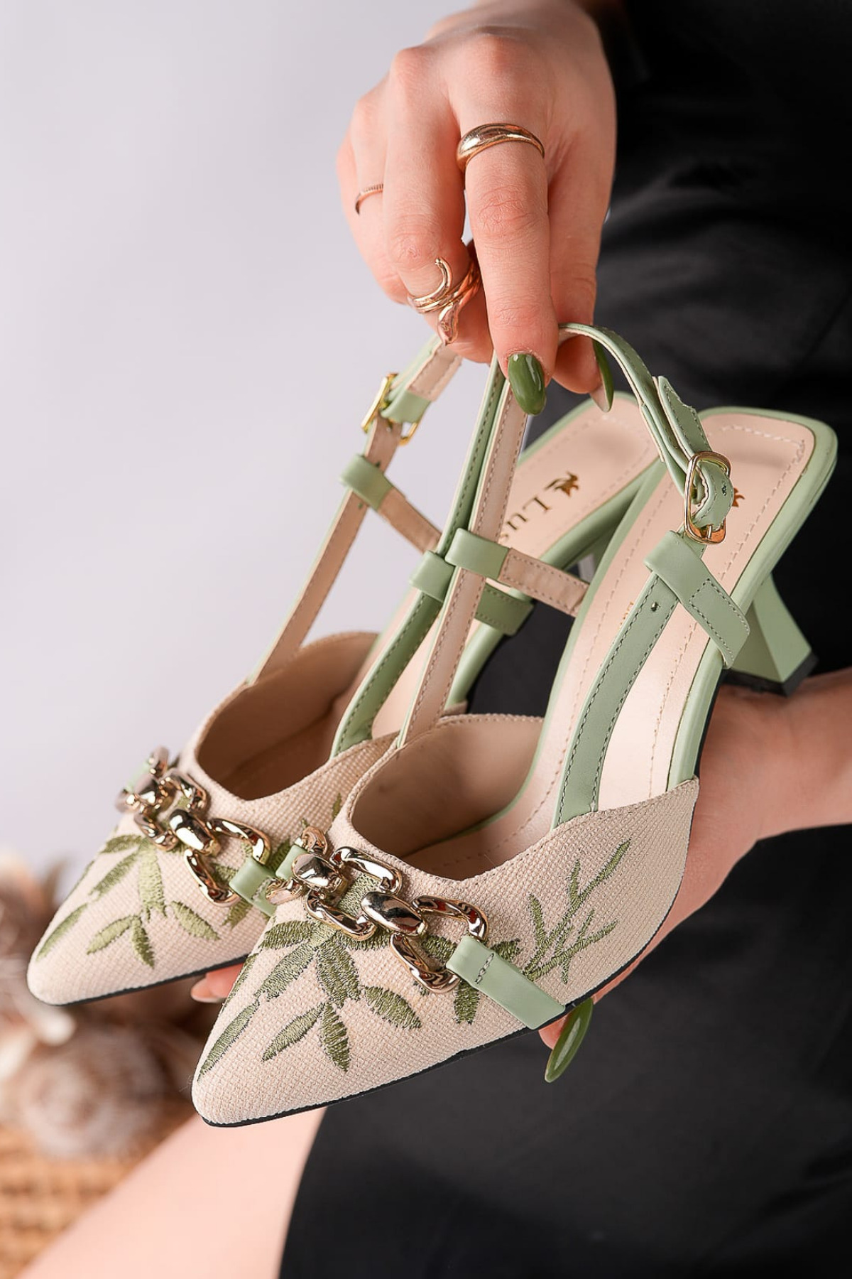 Moda Hanım  Altın Aksesuar Nakış İşlemeli Yeşil Keten Günlük Arkası Açık Kadın Topuklu Ayakkabı