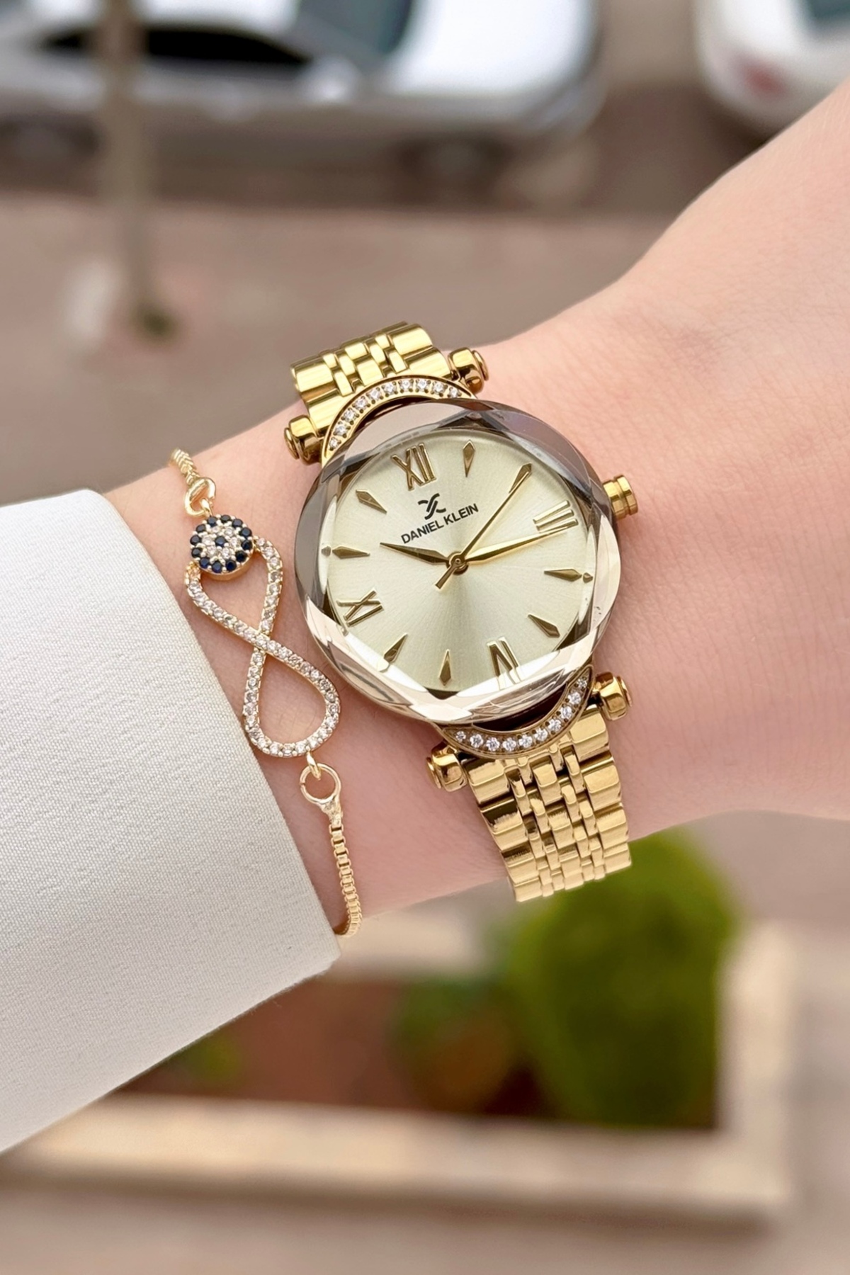 30 Mm Women's Wrist Watch with Gold Strap Gold Color Adjustable Strap Dial