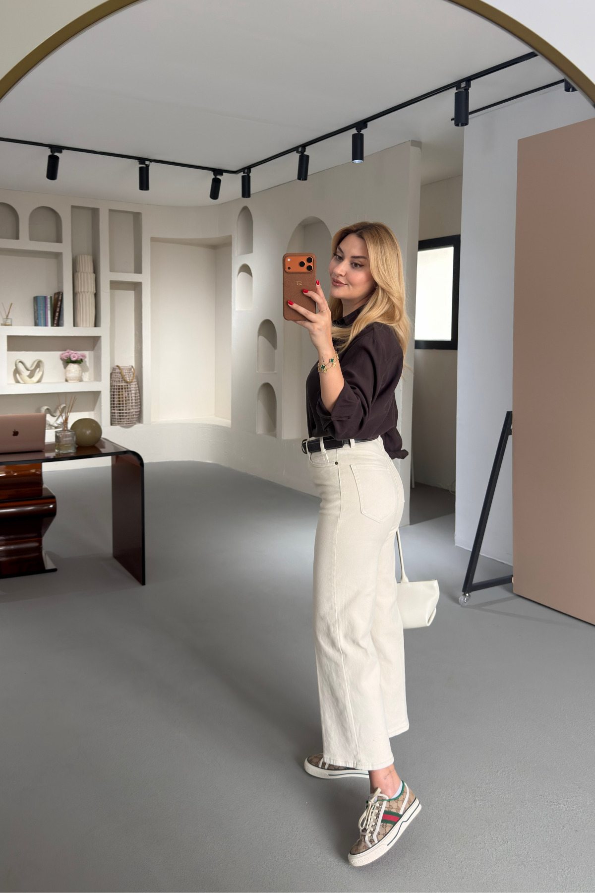 Sezgi Tekin  Premium Seri Kemer Detay Ütü İzli Krem Flare Jean - Görsel 4