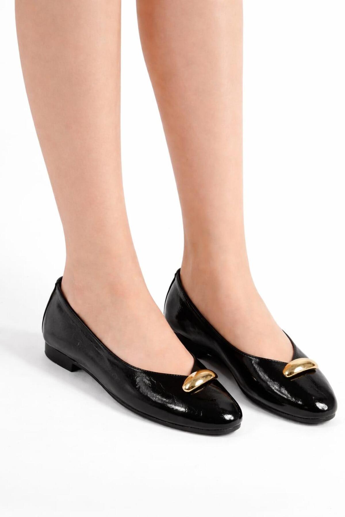 MAYA SHOES Siyah Kırışık Rugan Yuvarlak Burunlu Tokalı kapalı babet yeni sezon görsel 4