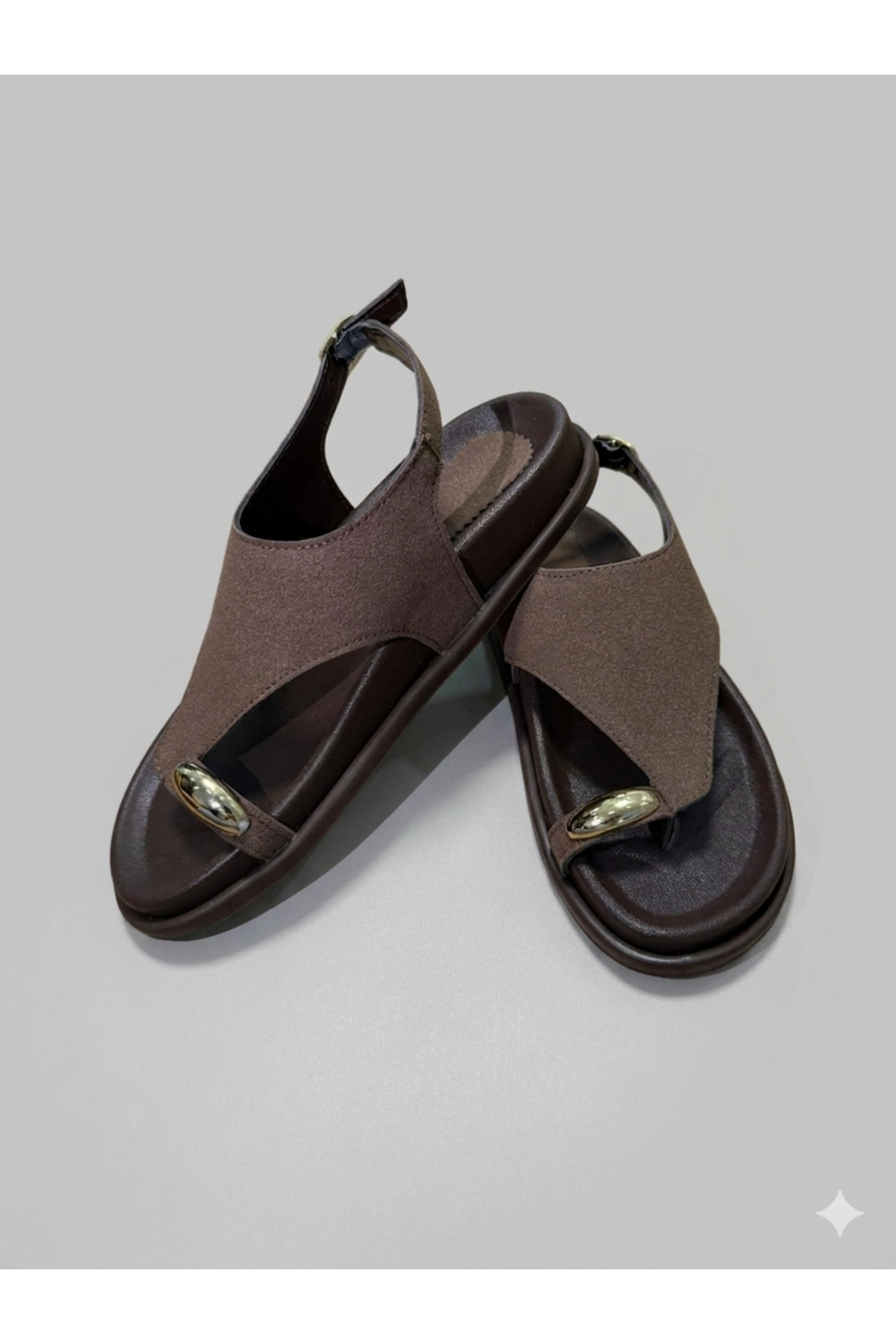 NUVE SHOES Kadın Süet Deri Günlük Parmak Arası Gold Tokalı Sandalet Kahverengi