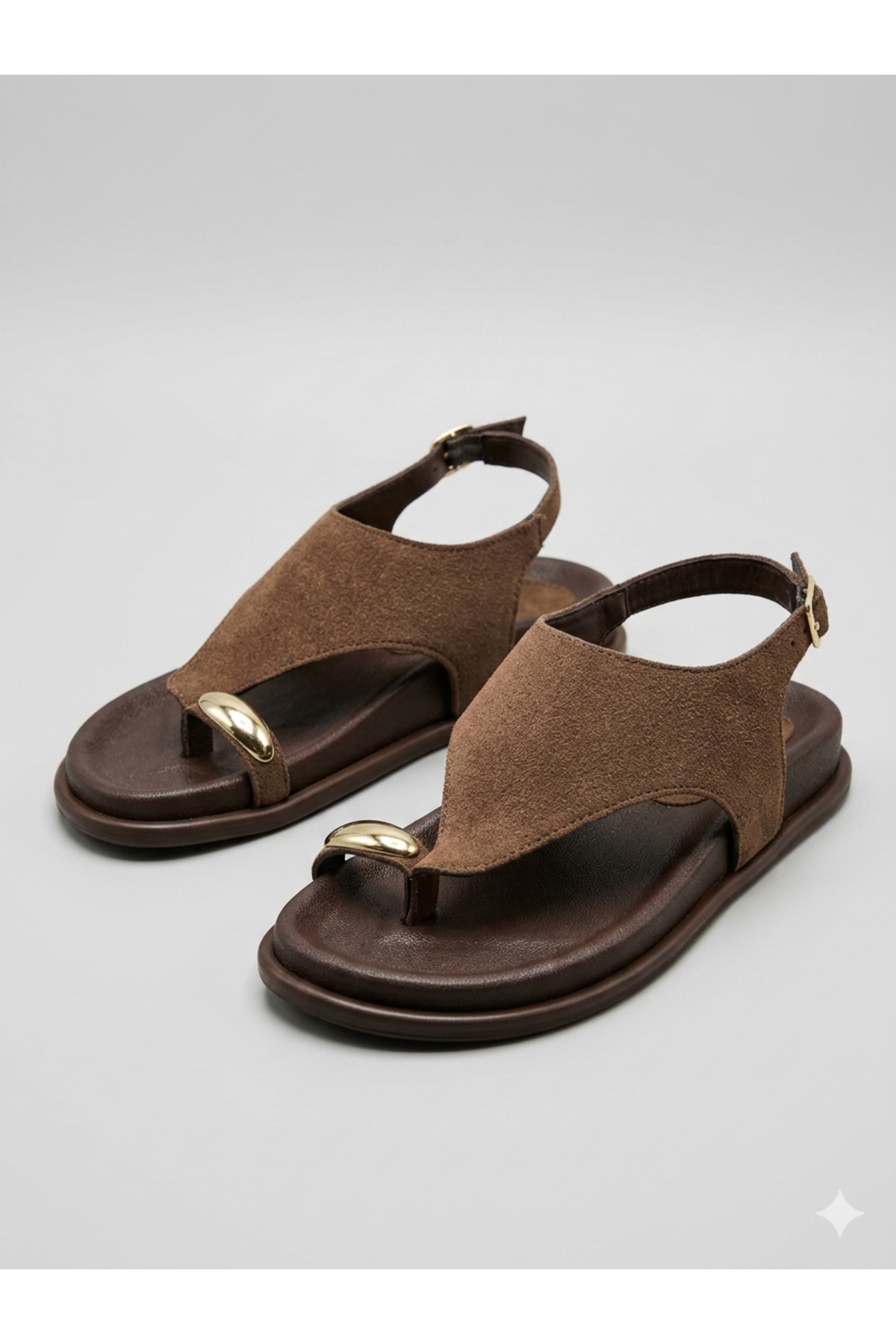 NUVE SHOES Kadın Süet Deri Günlük Parmak Arası Gold Tokalı Sandalet Kahverengi