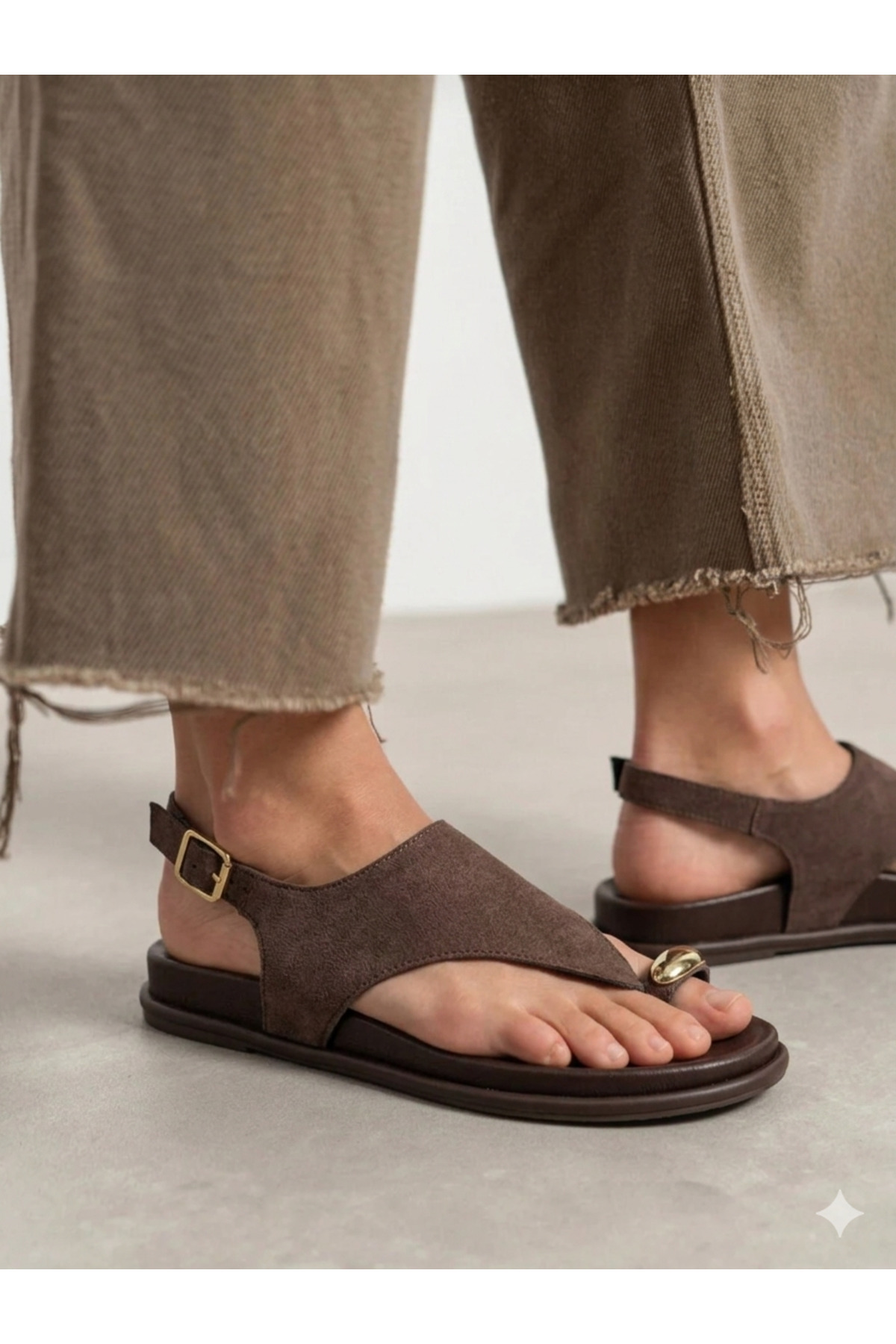 NUVE SHOES Kadın Süet Deri Günlük Parmak Arası Gold Tokalı Sandalet Kahverengi