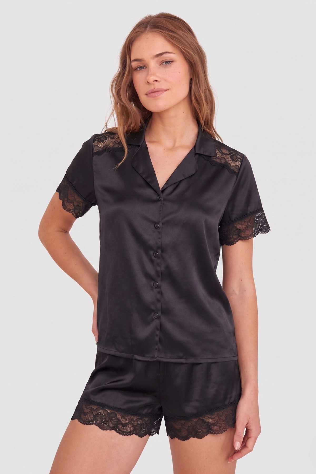 Siyah Dantel Detaylı Saten Şortlu Dokuma Pijama Takımı