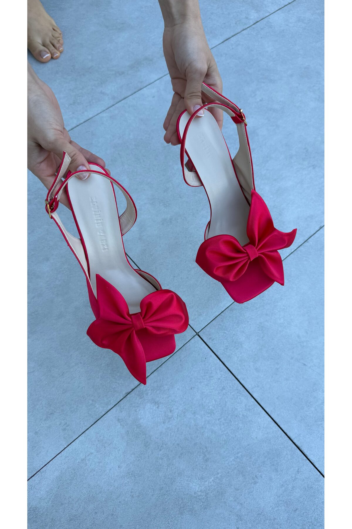 Elvinin Tarzı  Cindy Nar Çiçeği Saten Fiyonk Detaylı Kadın Topuklu Ayakkabı - Görsel 4