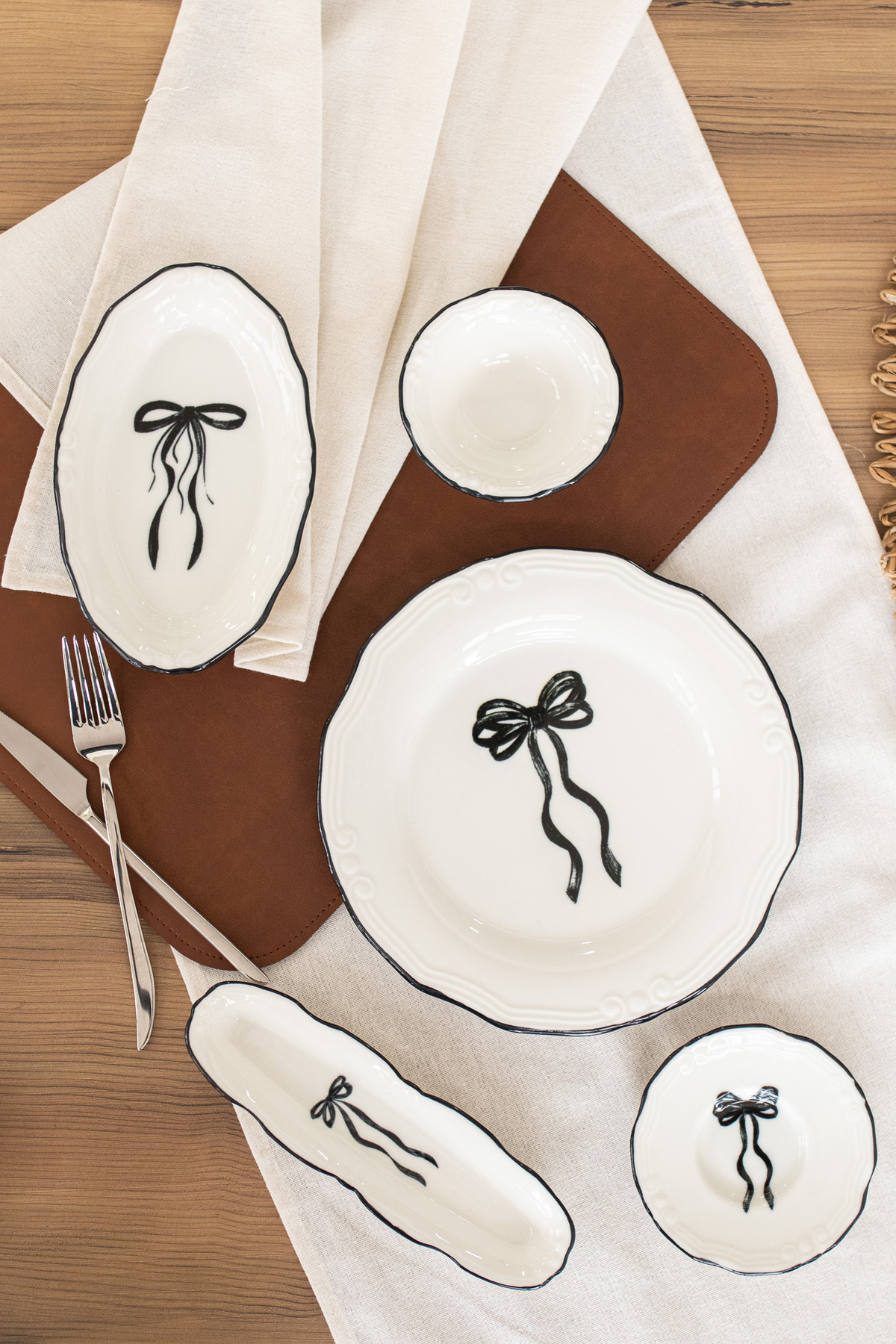 Bow Tie 26-Piece Porcelain Breakfast Set for 6 Black Pattern