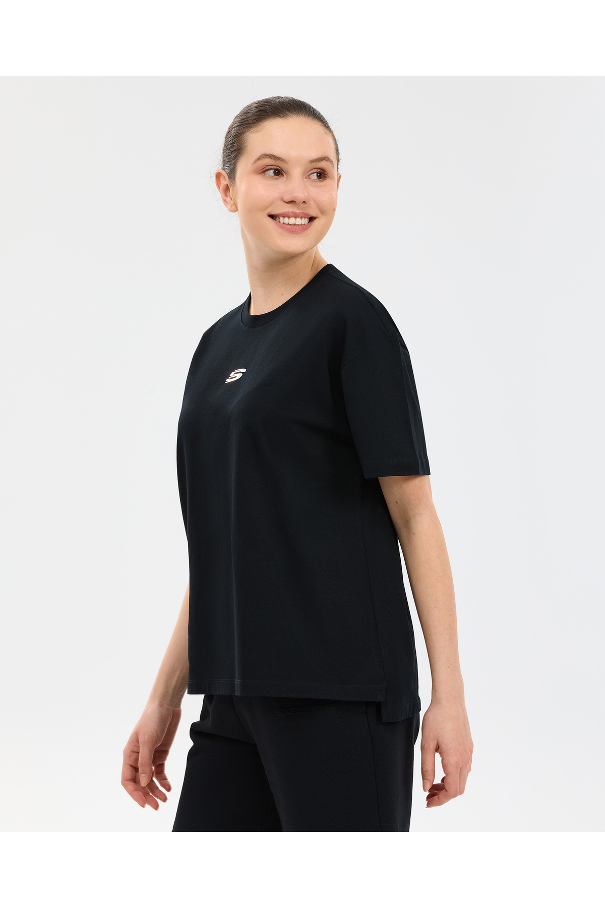 SKECHERS W Graphic T-Shirt Short Sleeve T-Shirt Kadın Siyah Tshirt S2610017-3817 görsel 2