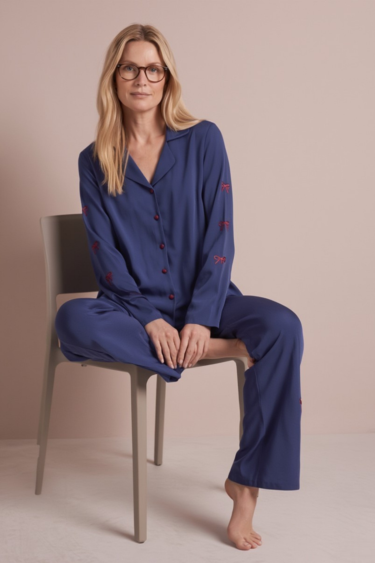 Lacivert Kurdele/Fiyonk Nakış Detaylı Viskon Dokuma Pijama Takımı