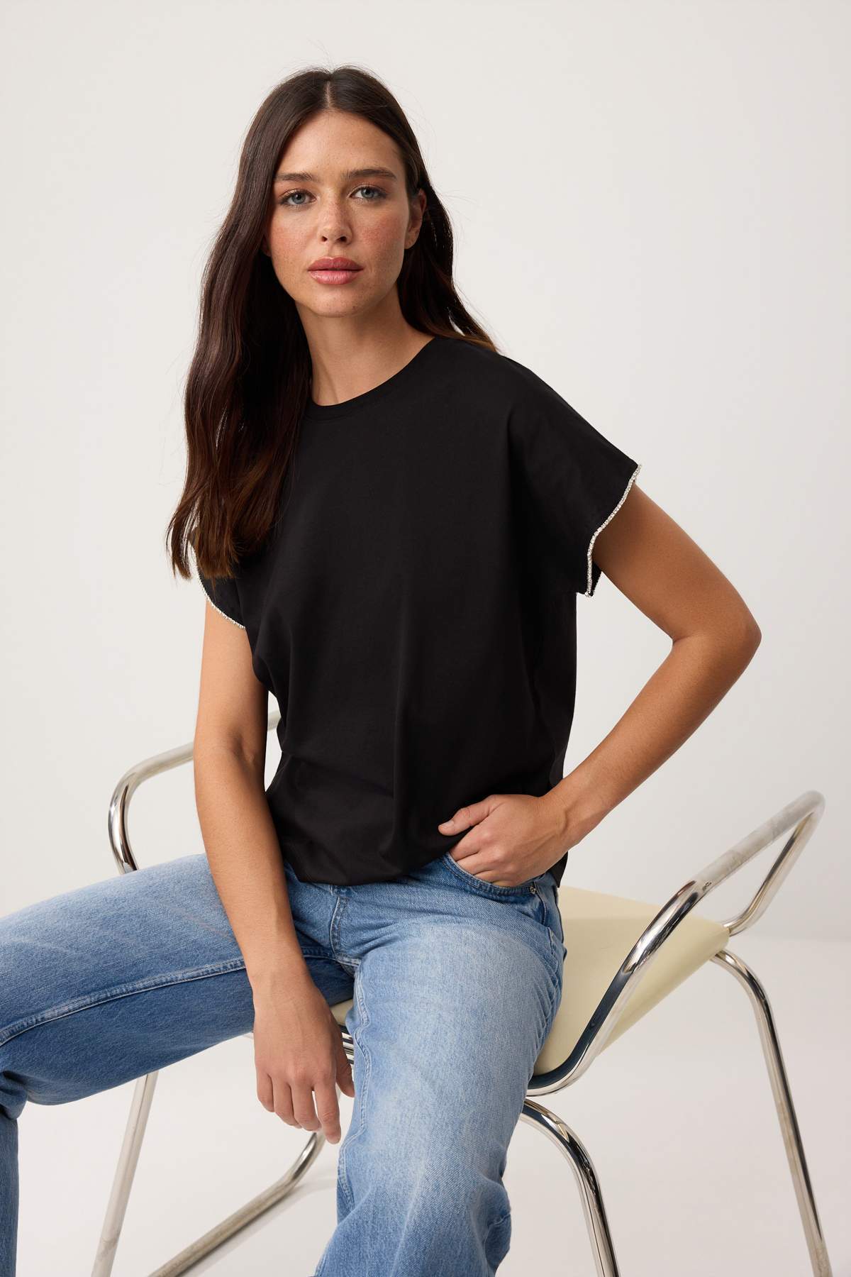 Trendyolmilla  Siyah %100 Kalın Pamuklu Kolu Taş Detaylı Regular/Normal Kalıp Ay Kol Örme T-Shirt TWOSS24TS00071