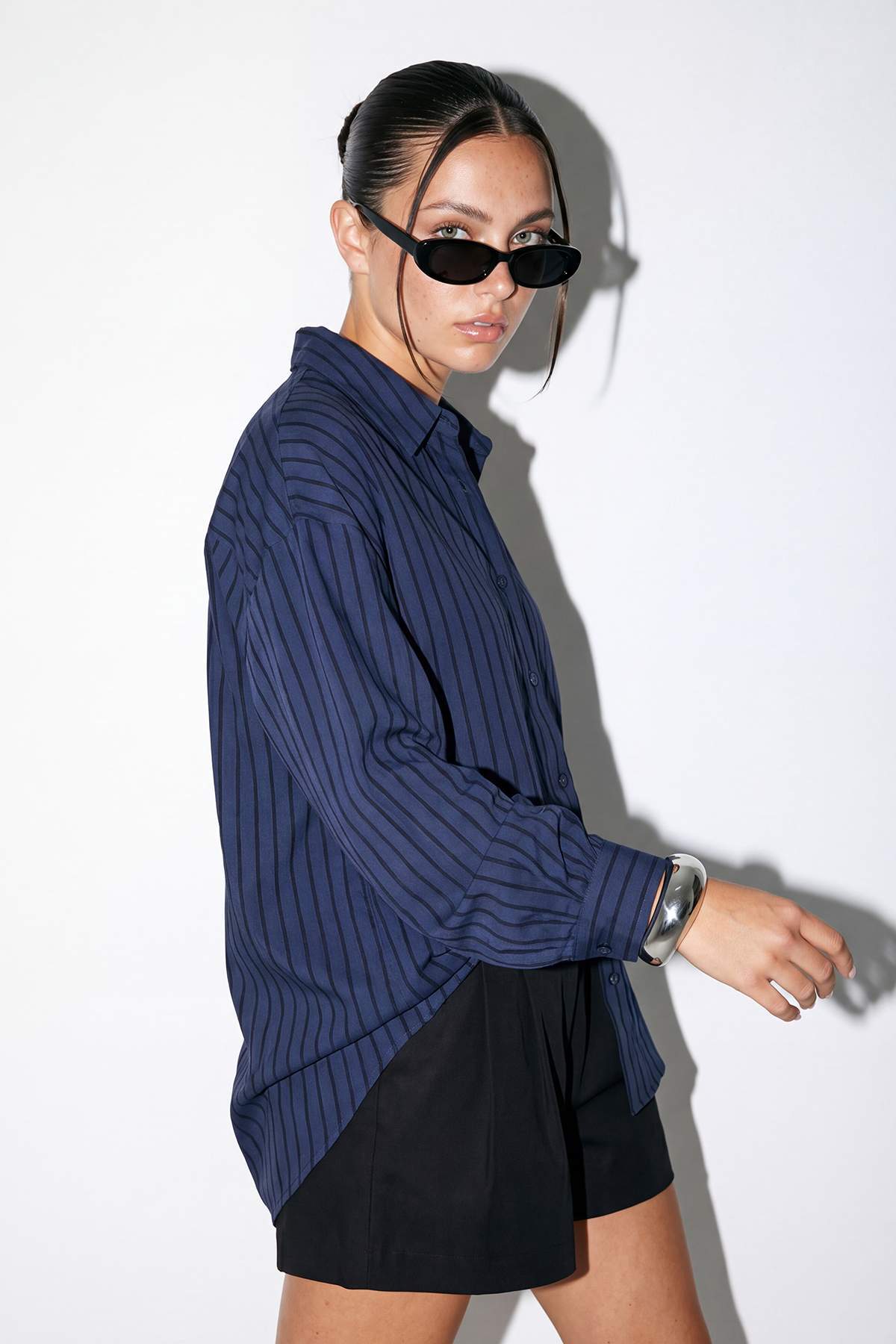 Trendyolmilla  Lacivert Oversize Geniş Kollu Pamuklu Gömlek TDRSS26GO00029 - Görsel 3