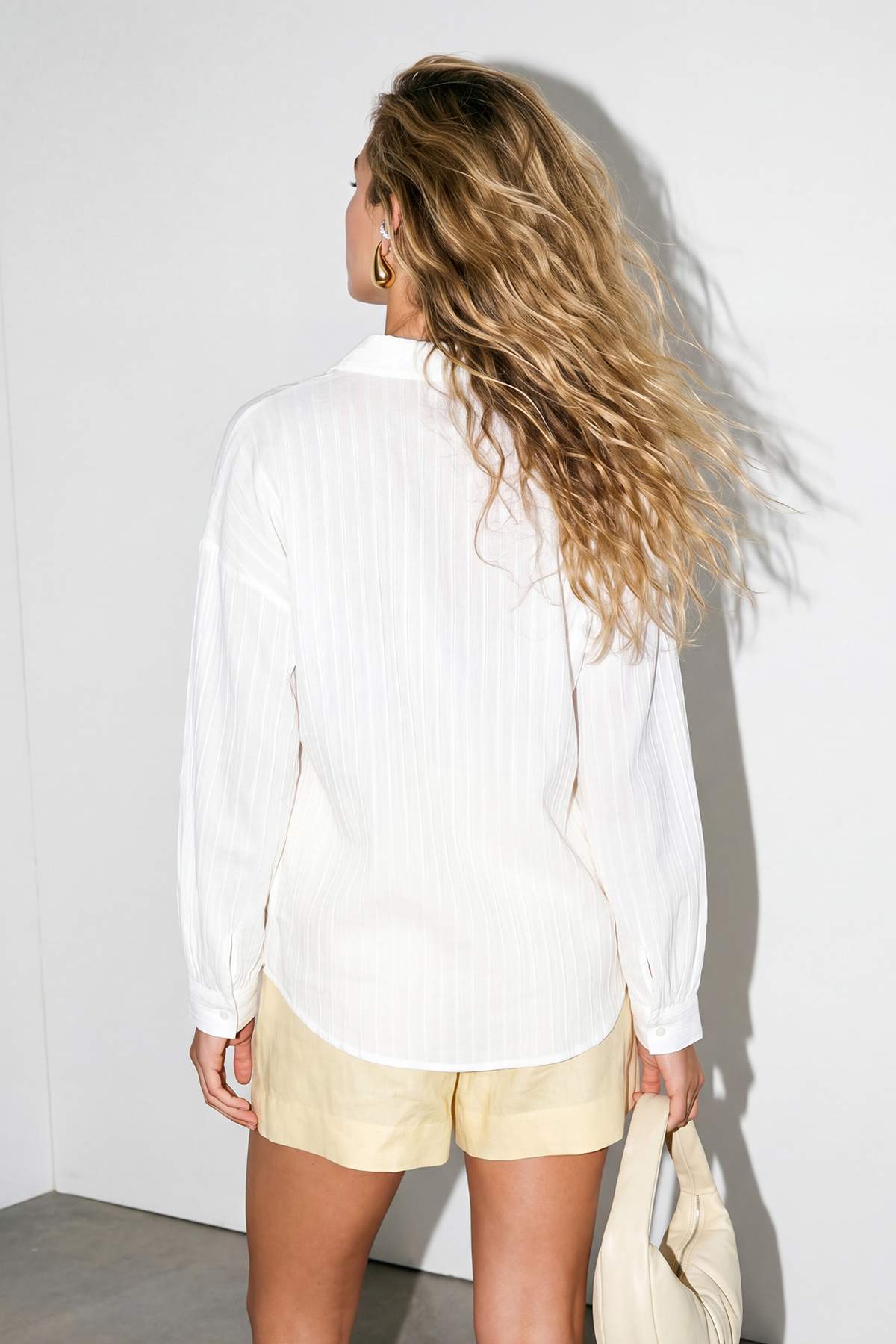 Trendyolmilla  Beyaz Oversize Geniş Kollu Pamuklu Gömlek TDRSS26GO00029 - Görsel 3